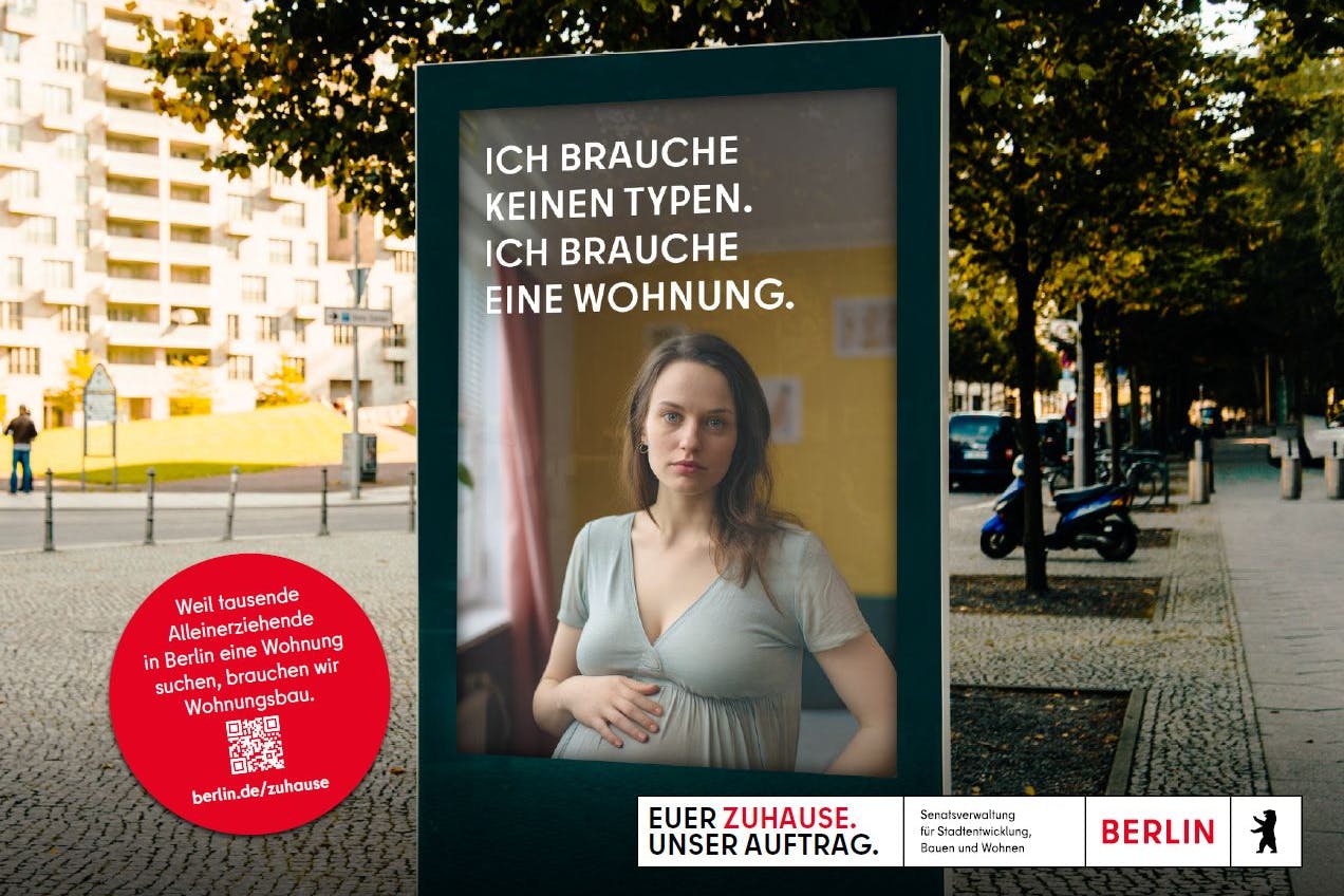 Plakat aus der Kampagne: Die abgebildete Wohnungssuchende, eine Alleinerziehende, wurde mittels Künstlicher Intelligenz gestaltet.