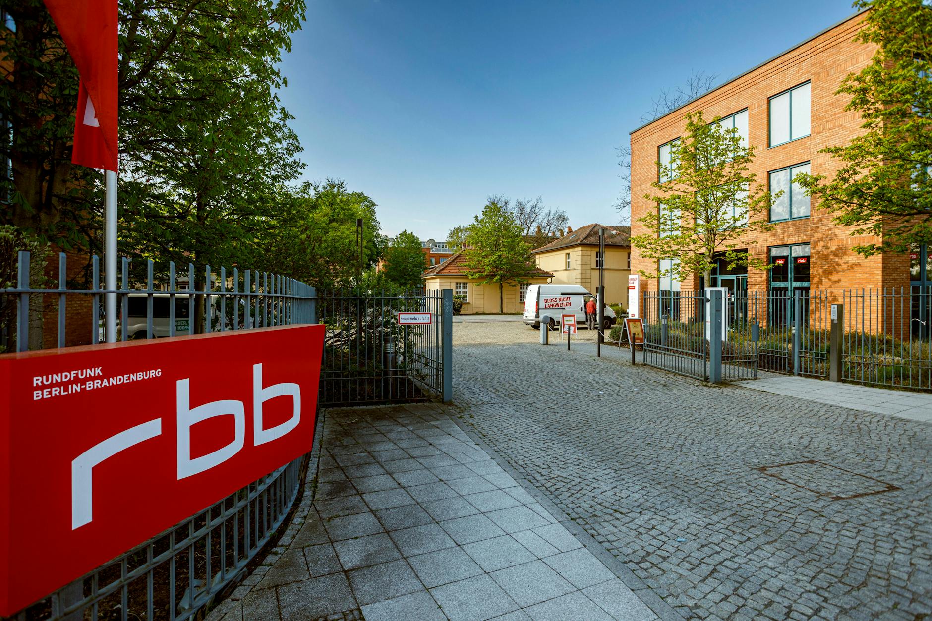 Die Grundstücke, die zum Verkauf stehen, befinden sich in unmittelbarer Nähe zum RBB-Hauptgelände.