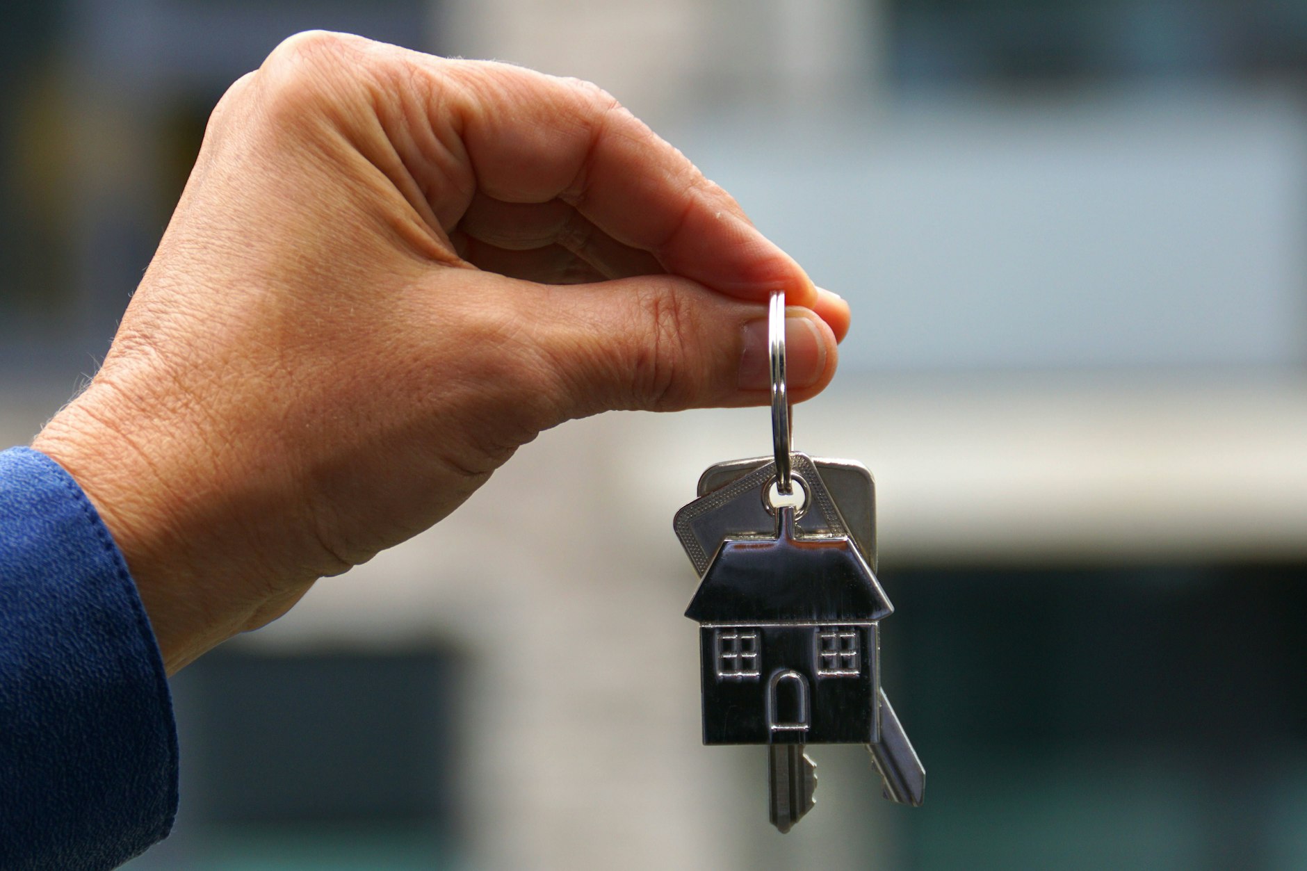 Vier Männer werden in Berlin angeklagt, sie haben mit Immobilienbetrug Millionen gemacht.