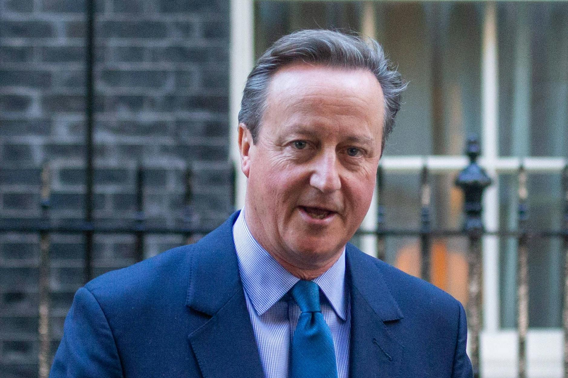 Der ehemalige Ministerpräsident David Cameron verlässt Downing Street 10, nachdem er im Rahmen der Kabinettsumbildung zum neuen Außenminister Großbritanniens ernannt wurde.