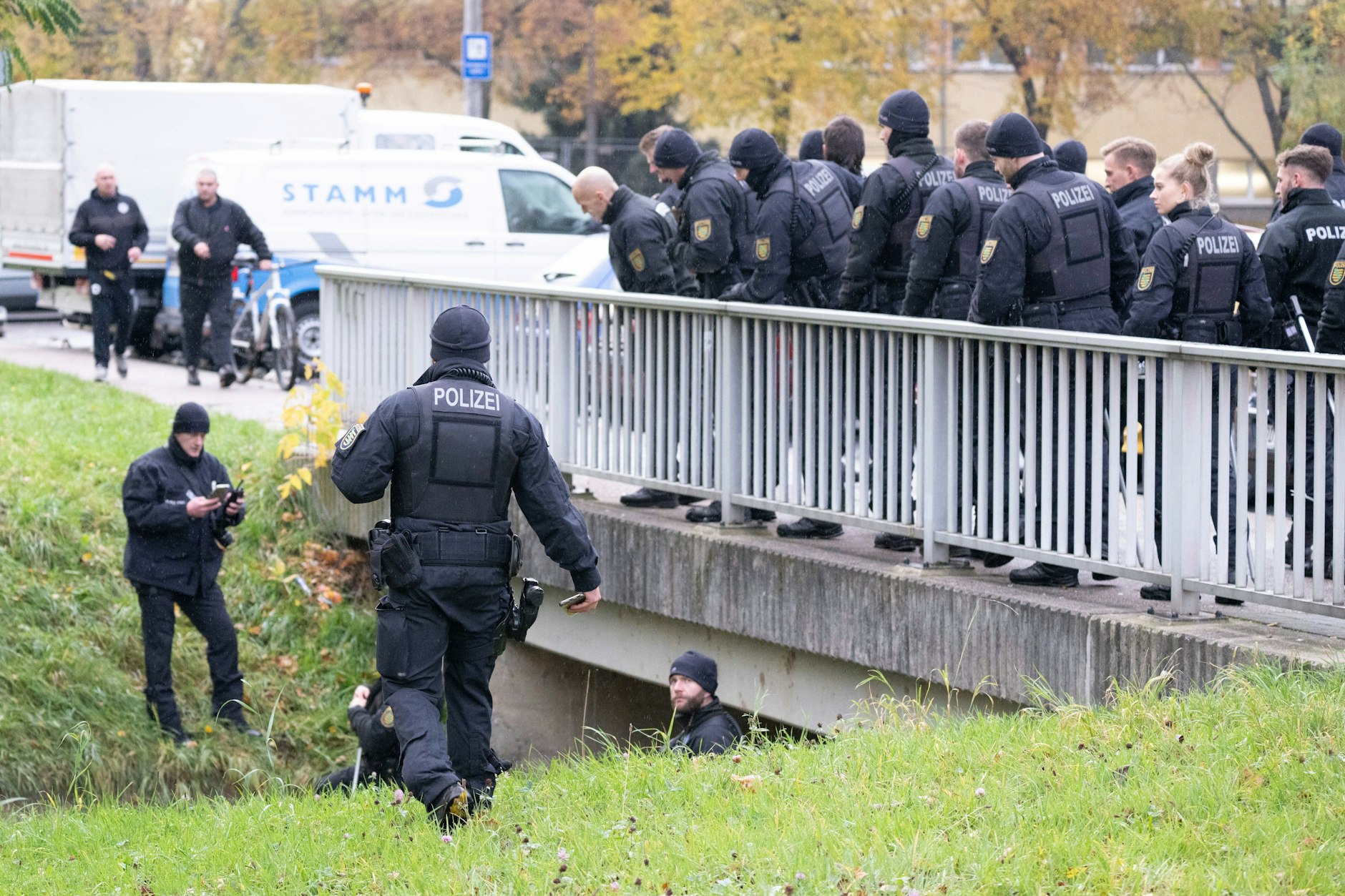 Stundenlang suchten Polizisten nach einem belästigten Mädchen. Doch später entpuppte sich die Geschichte als komplette Lüge.