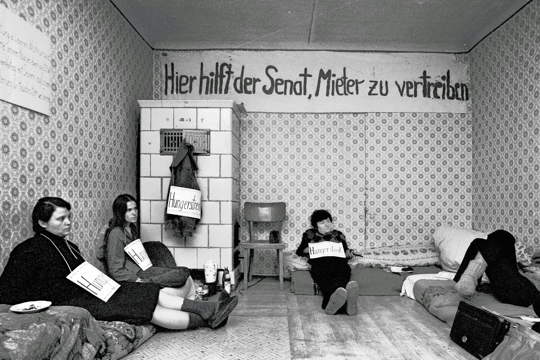 Akt der Verzweiflung: Diese Frauen haben am Kottbusser Damm in Kreuzberg ein Haus besetzt und treten im Juni 1980 in den Hungerstreik, um bleiben zu dürfen.