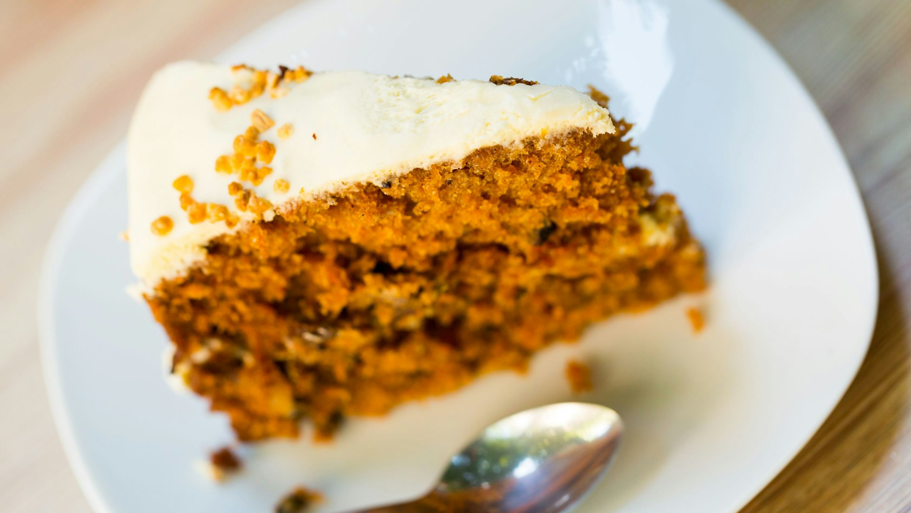 Dieser leckere Karottenkuchen ist schnell gemacht - und das Rezept setzt auf etwas Zimt für ein besonders herbstliches Aroma.