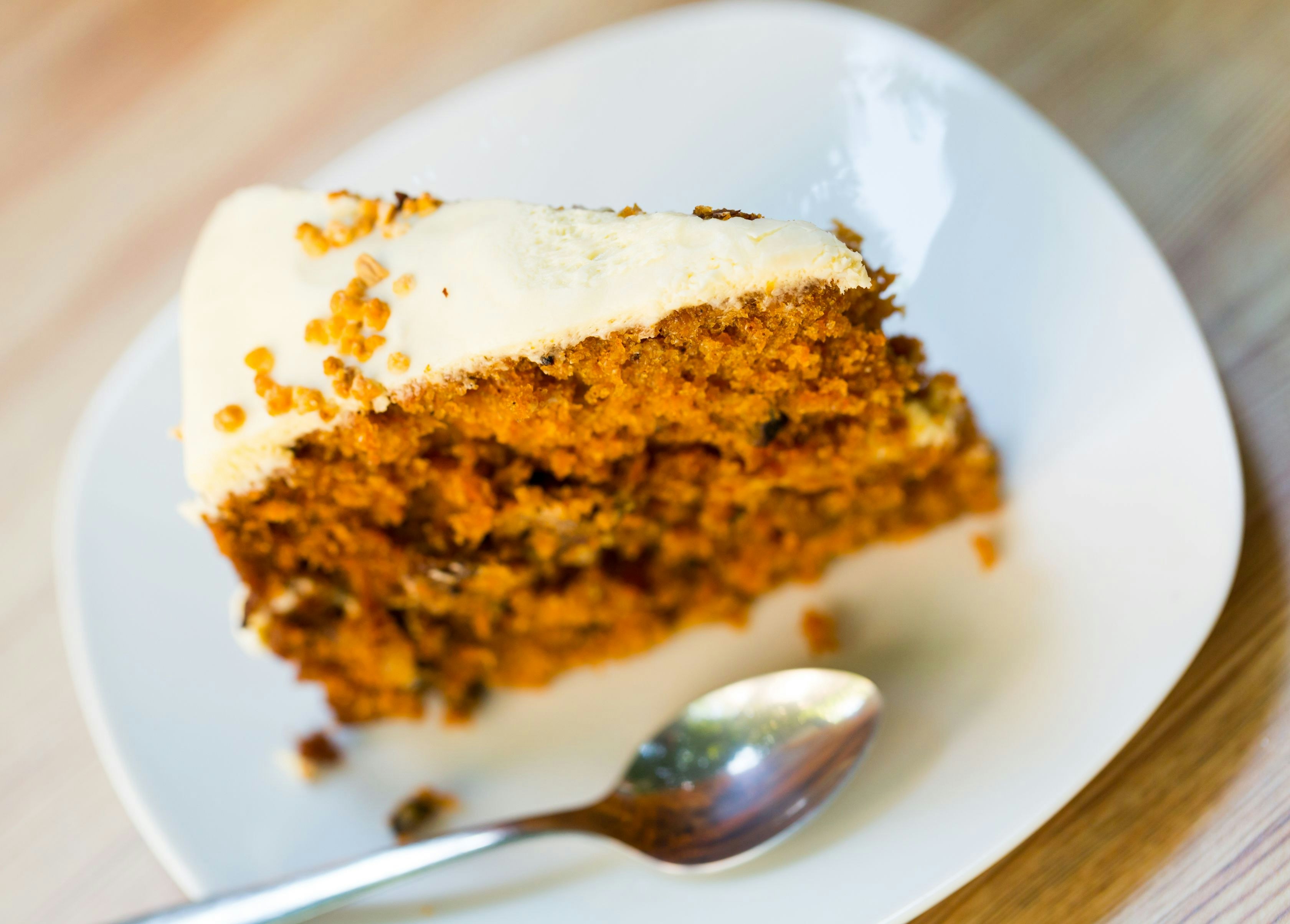 Saftiger Karottenkuchen: Einfaches Osterrezept mit Frischkäse-Frosting