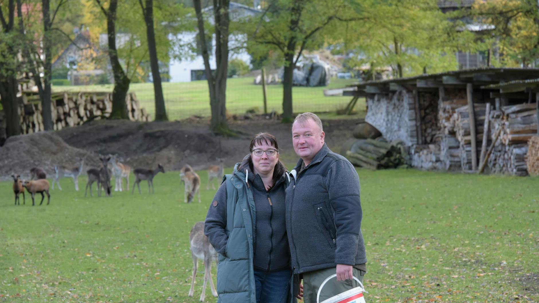Mandy und Maik Hinz halten in Althüttendorf auf einer Weide eine Dammwild-Gruppe mit 43 Tieren. Sie haben Angst, dass auch hier der Wolf zuschlägt.