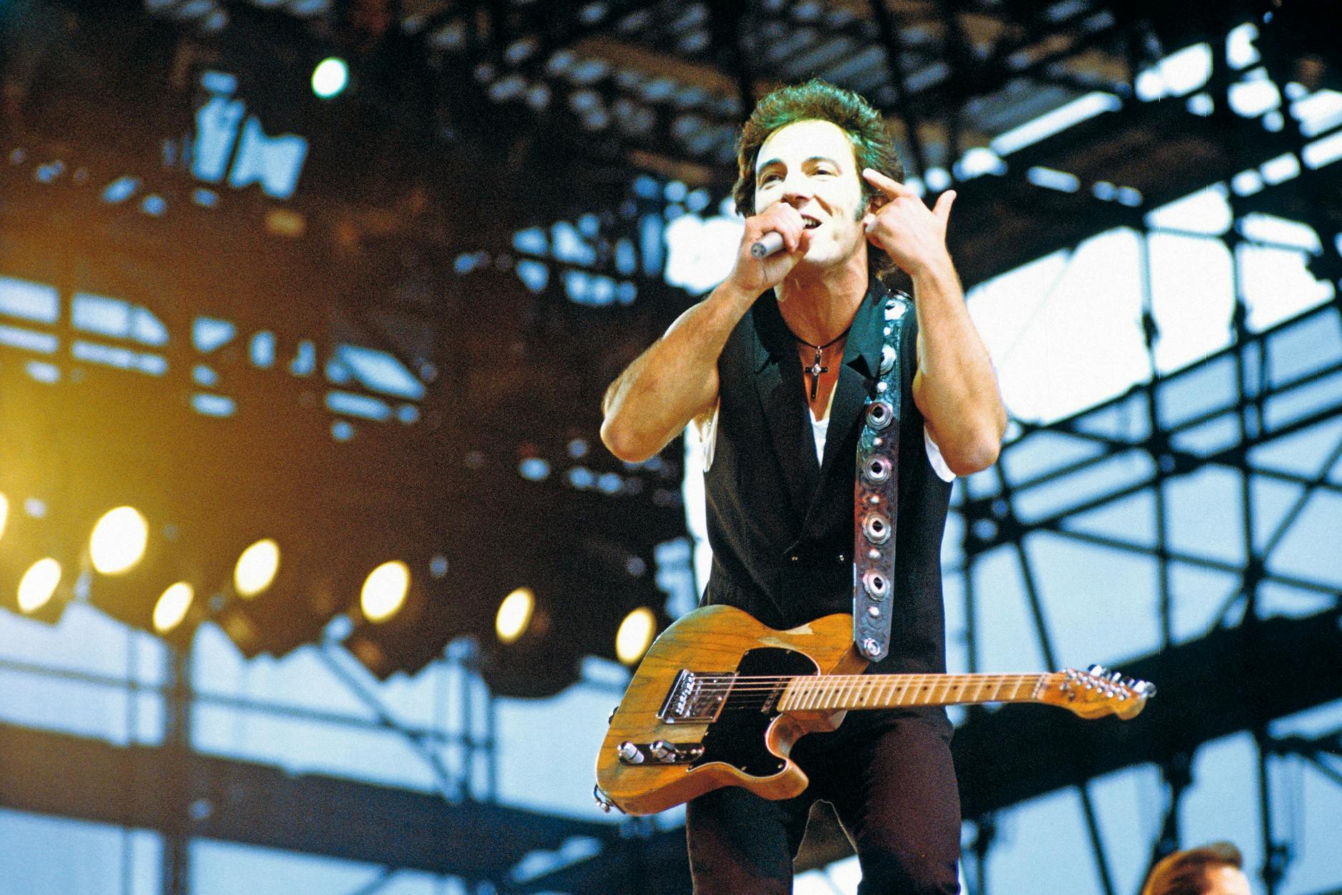 Bruce „The Boss“ Springsteen bei seinem Auftritt im Juli 1988 in Berlin-Weißensee. Das von der FDJ organisierte Konzert ist das größte, das die DDR je erlebte. Und das Springsteen je gab.