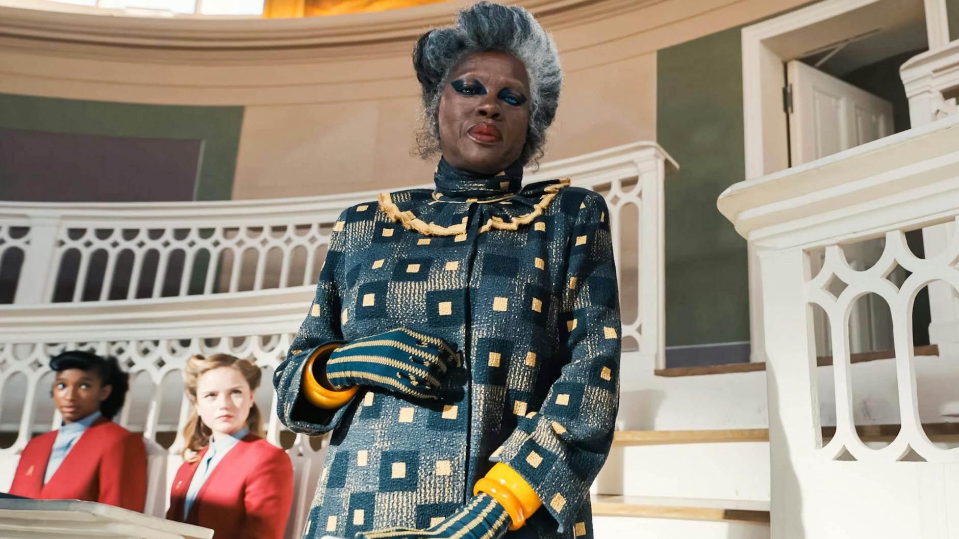 Hier unterrichtet Oscar-Preisträgerin Viola Davis als Oberste Spielemacherin Dr. Volumnia Gaul die Mentoren der Hungerspiele.