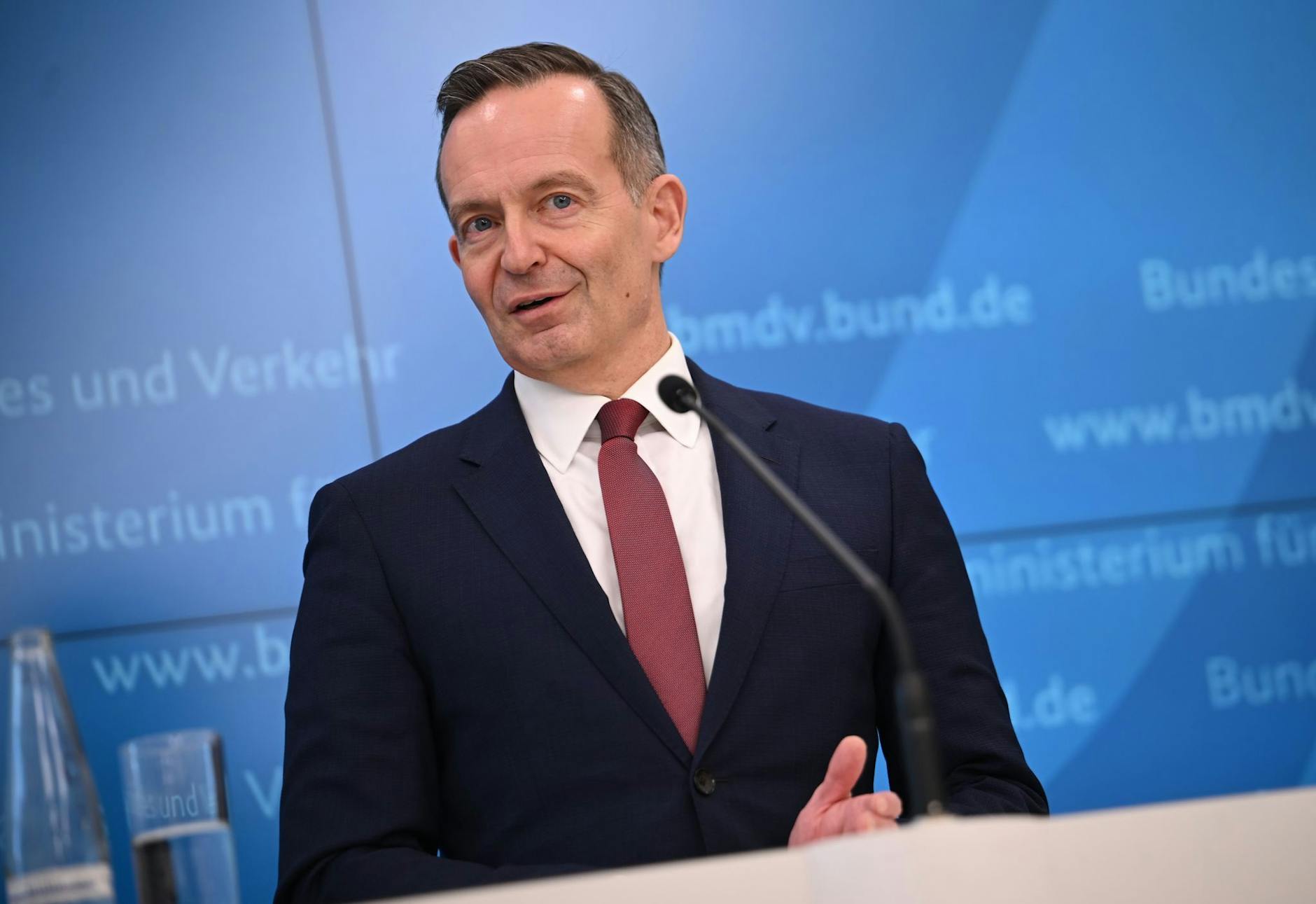 ARCHIV - Verkehrsminister Volker Wissing wehrt sich weiter gegen verpflichtende Überprüfungen der Fahrtauglichkeit für Seniorinnen und Senioren.