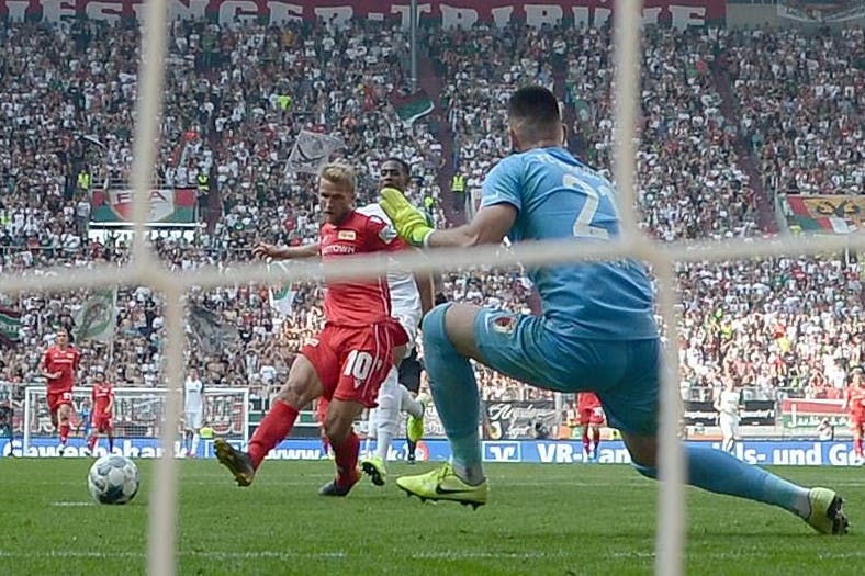 Sebastian Andersson trifft am 24. August 2019 in Augsburg gegen Torwart Tomas Koubek zum 1:1. Es ist das erste eiserne Tor in der Bundesliga, der erste Punkt.