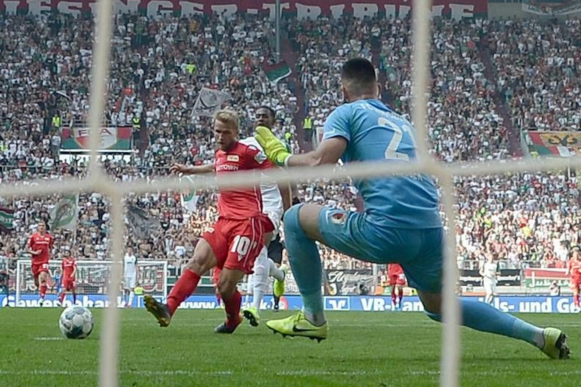 Sebastian Andersson trifft am 24. August 2019 in Augsburg gegen Torwart Tomas Koubek zum 1:1. Es ist das erste eiserne Tor in der Bundesliga, der erste Punkt.