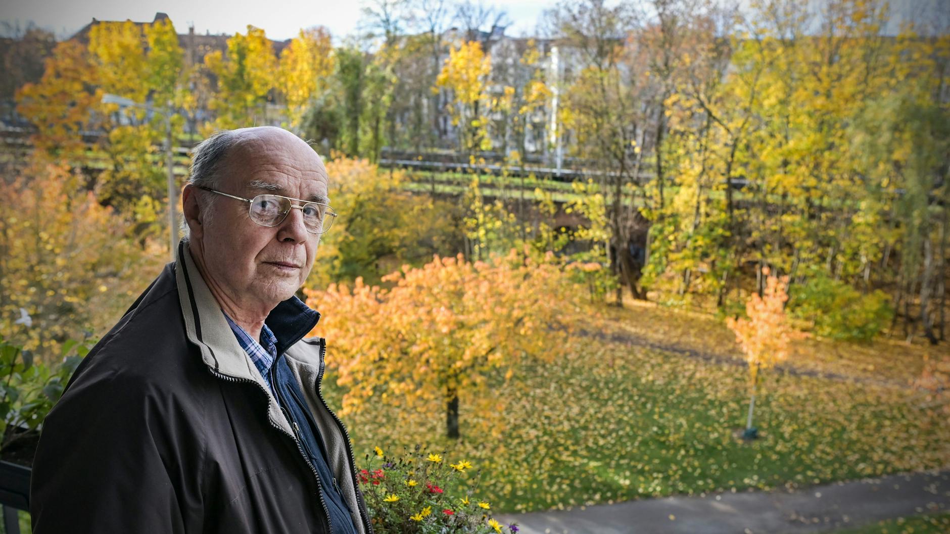  Thomas Hirschberg (75) kann von seinem Balkon die Bäume an der S-Bahn sehen. Wie lange noch?