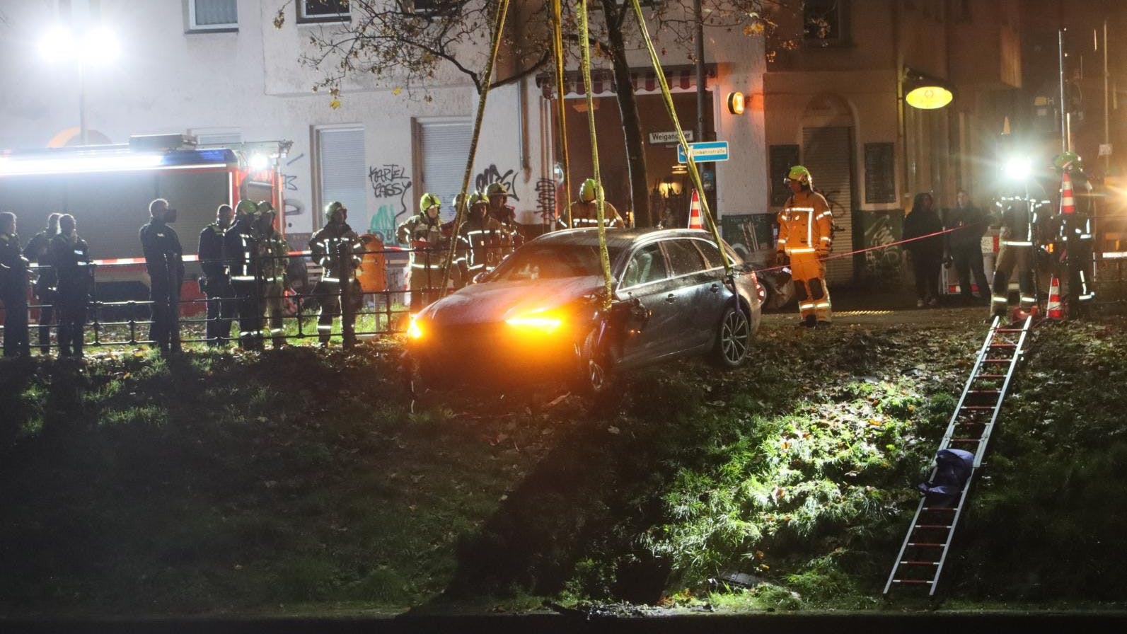 Die Feuerwehr konnte das Unfallauto in Neukölln schließlich bergen.