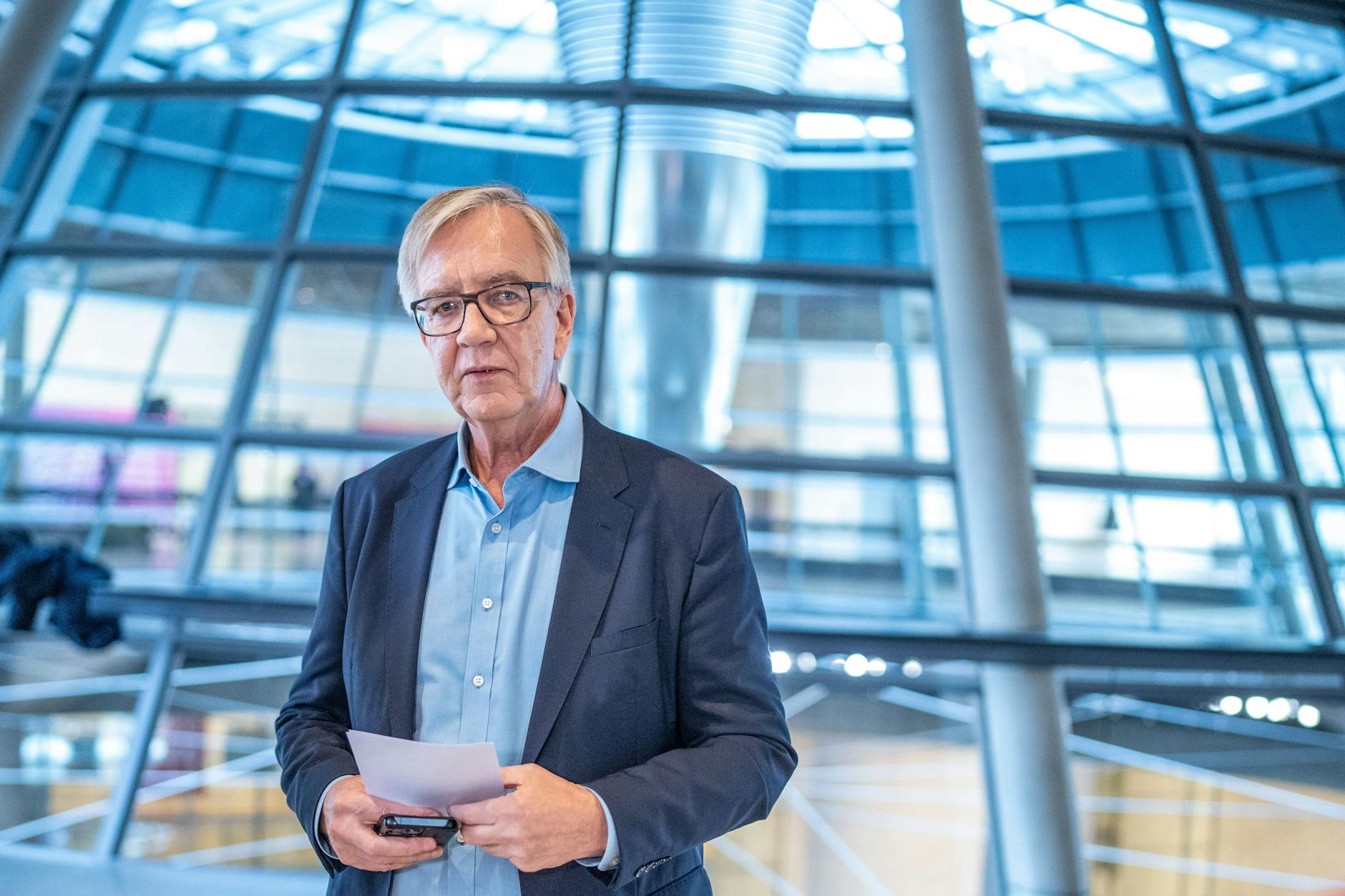 Dietmar Bartsch, Fraktionsvorsitzender der Partei Die Linke, vor der Kuppel im Bundestag.