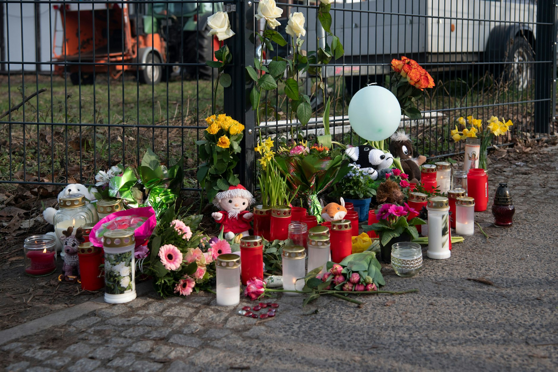 Nach ihrem Tod wurden in Gedenken an die fünfjährige Anissa Blumen, Spielzeug und Kerzen am Bürgerpark Pankow abgelegt.