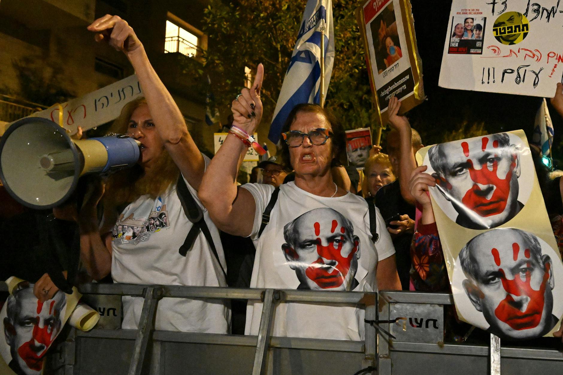 Israelische Demonstranten fordern vor der Residenz von Benjamin Netanjahu in Jerusalem dessen Rücktritt und die sofortige Freilassung der von der Hamas festgehaltenen Geiseln.