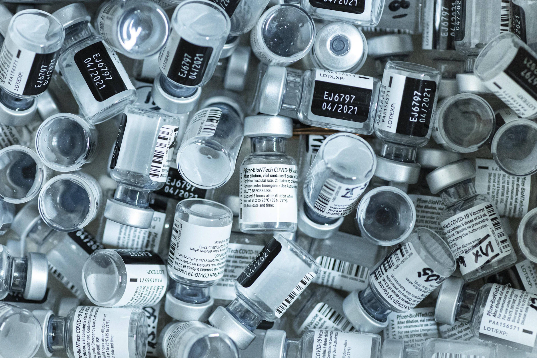 Leere Ampullen des Corona-Impfstoffes von Biontech/Pfizer, aufgenommen in einem Impfzentrum