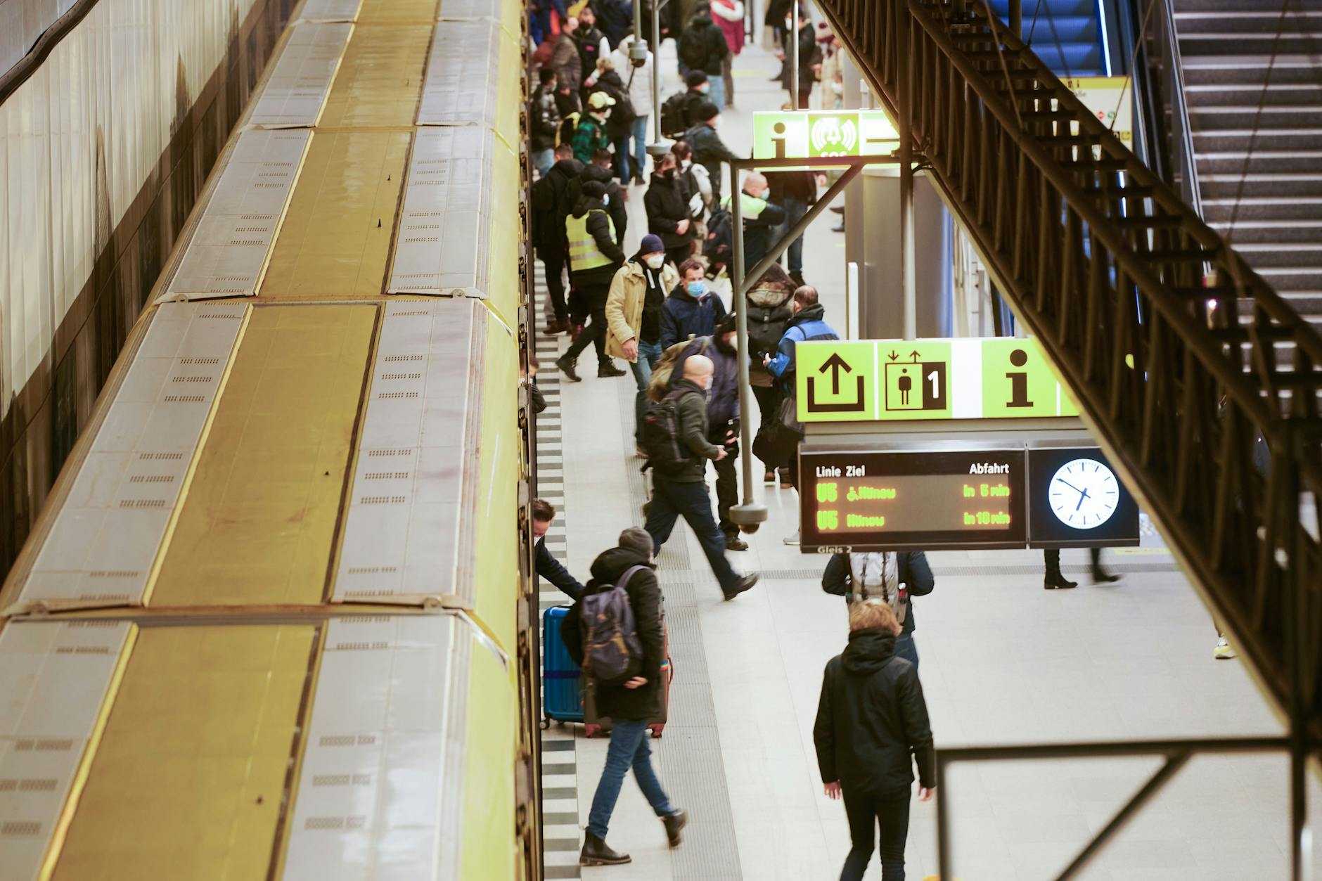 Passagiere steigen aus einer U-Bahn Linie 5 am Hauptbahnhof aus.