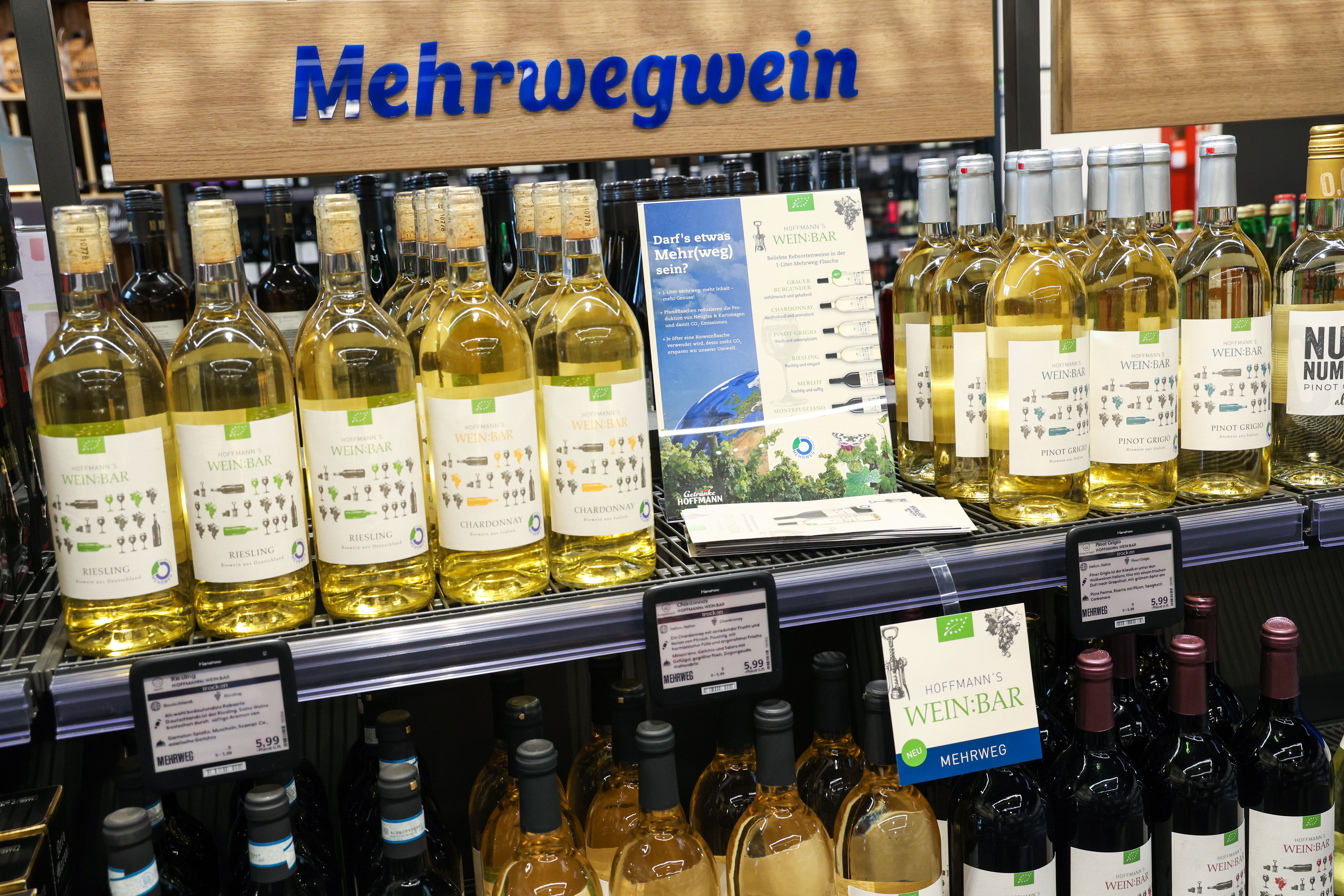 Wein in Mehrwegflaschen: Getränke Hoffmann bekommt Auszeichnung der Deutschen Umwelthilfe