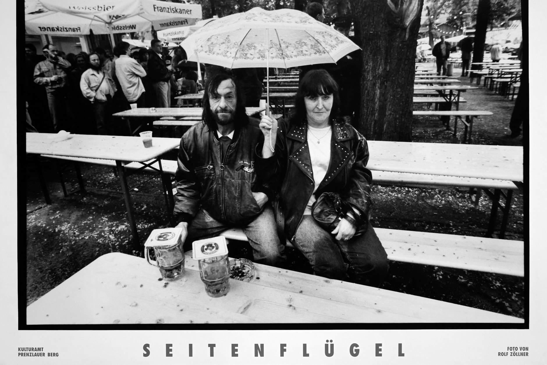 Die Ausgabe des Veranstaltungskalenders „Seitenflügel“ für die Monate Juli/ August 1997
zeigt das Foto eines Paars bei der Eröffnung des Pratergartens im Jahr 1996.