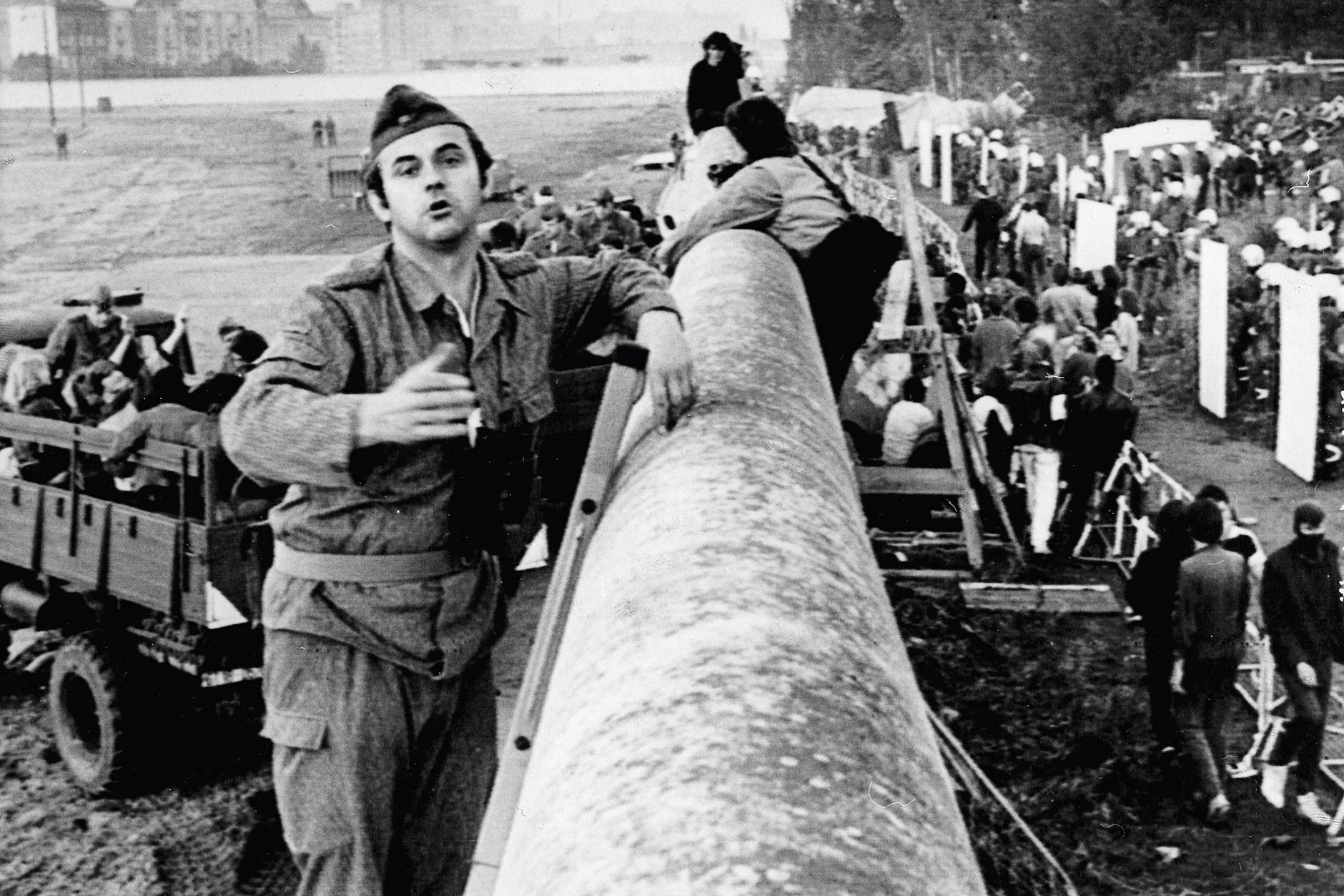 Schön der Reihe nach! Besetzer des Lenné-Dreiecks entziehen sich am 1. Juli 1988 der West-Berliner Polizei, indem sie über die Mauer in den Osten der Stadt klettern.