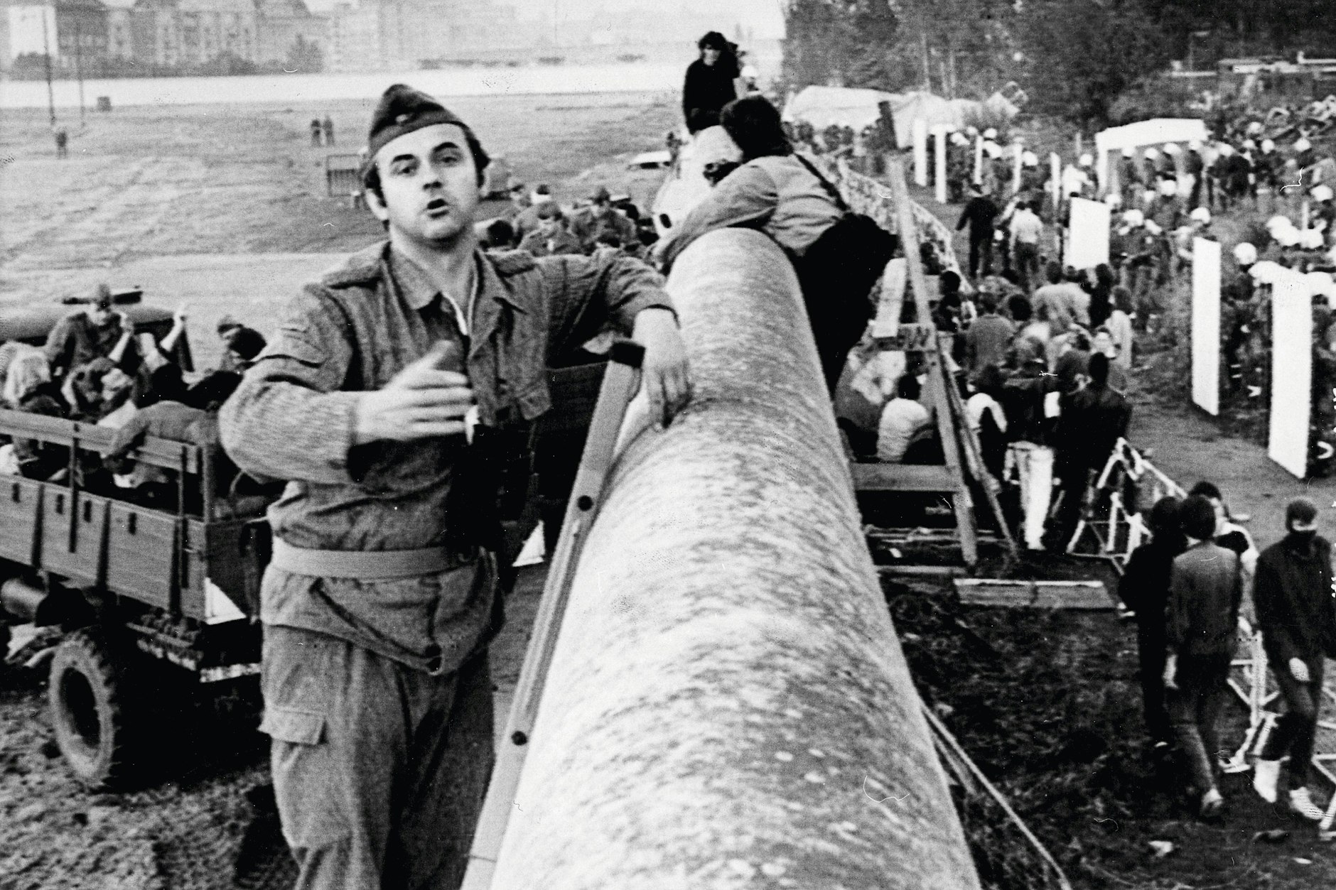 Schön der Reihe nach! Besetzer des Lenné-Dreiecks entziehen sich am 1. Juli 1988 der West-Berliner Polizei, indem sie über die Mauer in den Osten der Stadt klettern.