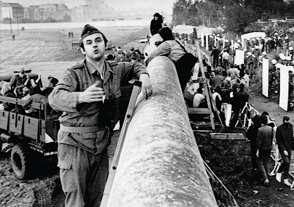 Schön der Reihe nach! Besetzer des Lenné-Dreiecks entziehen sich am 1. Juli 1988 der West-Berliner Polizei, indem sie über die Mauer in den Osten der Stadt klettern.