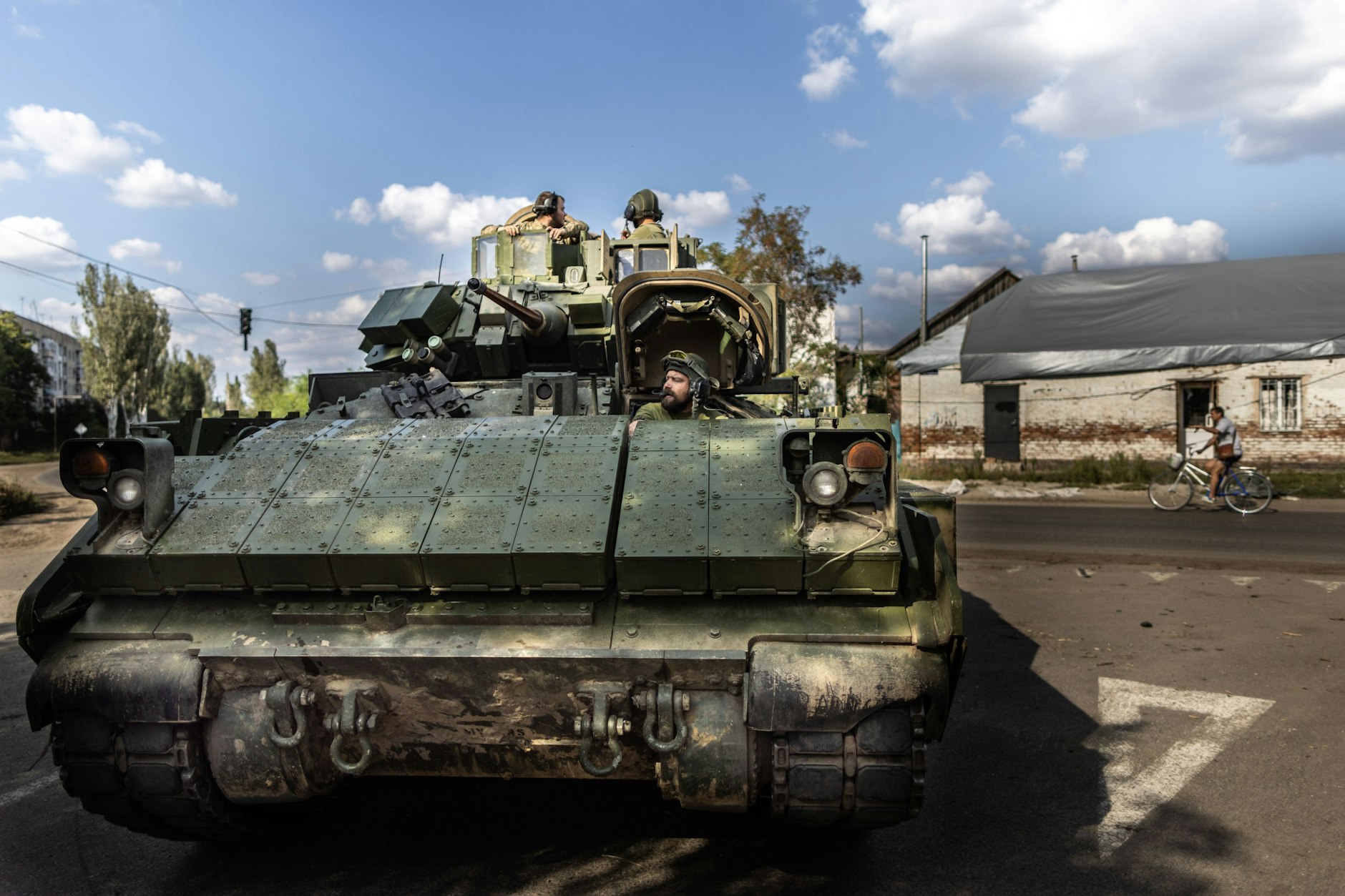 Ukraine, 17. September 2023: Ukrainische Soldaten manövrieren ein Bradley Fighting Vehicle (BFV) in der Frontstadt Orichiw.