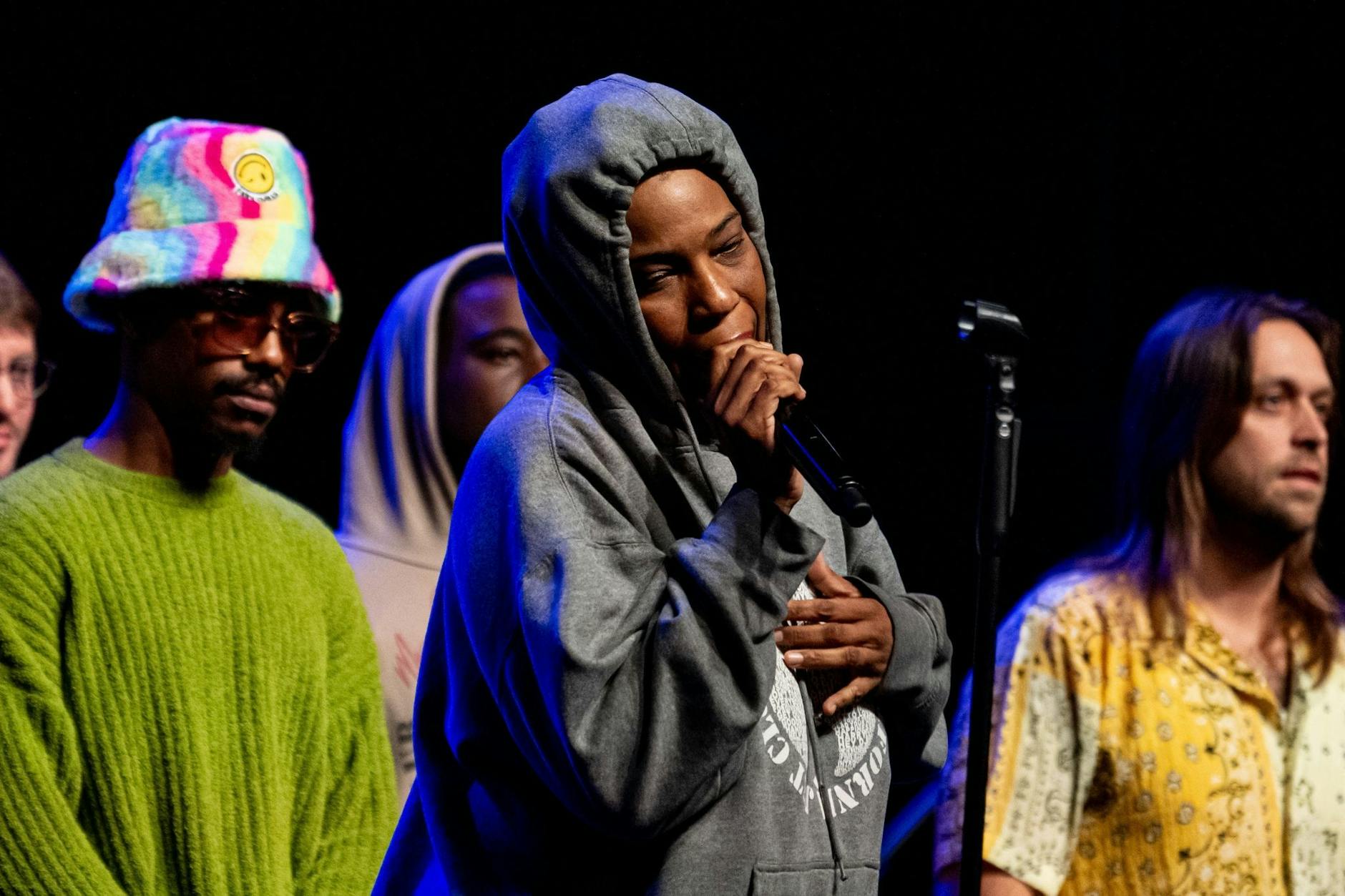 Macy Gray steht auf der Bühne vor ihrer Band und sagt das Deutschlandkonzert im Admiralspalast wegen Krankheit ab. 