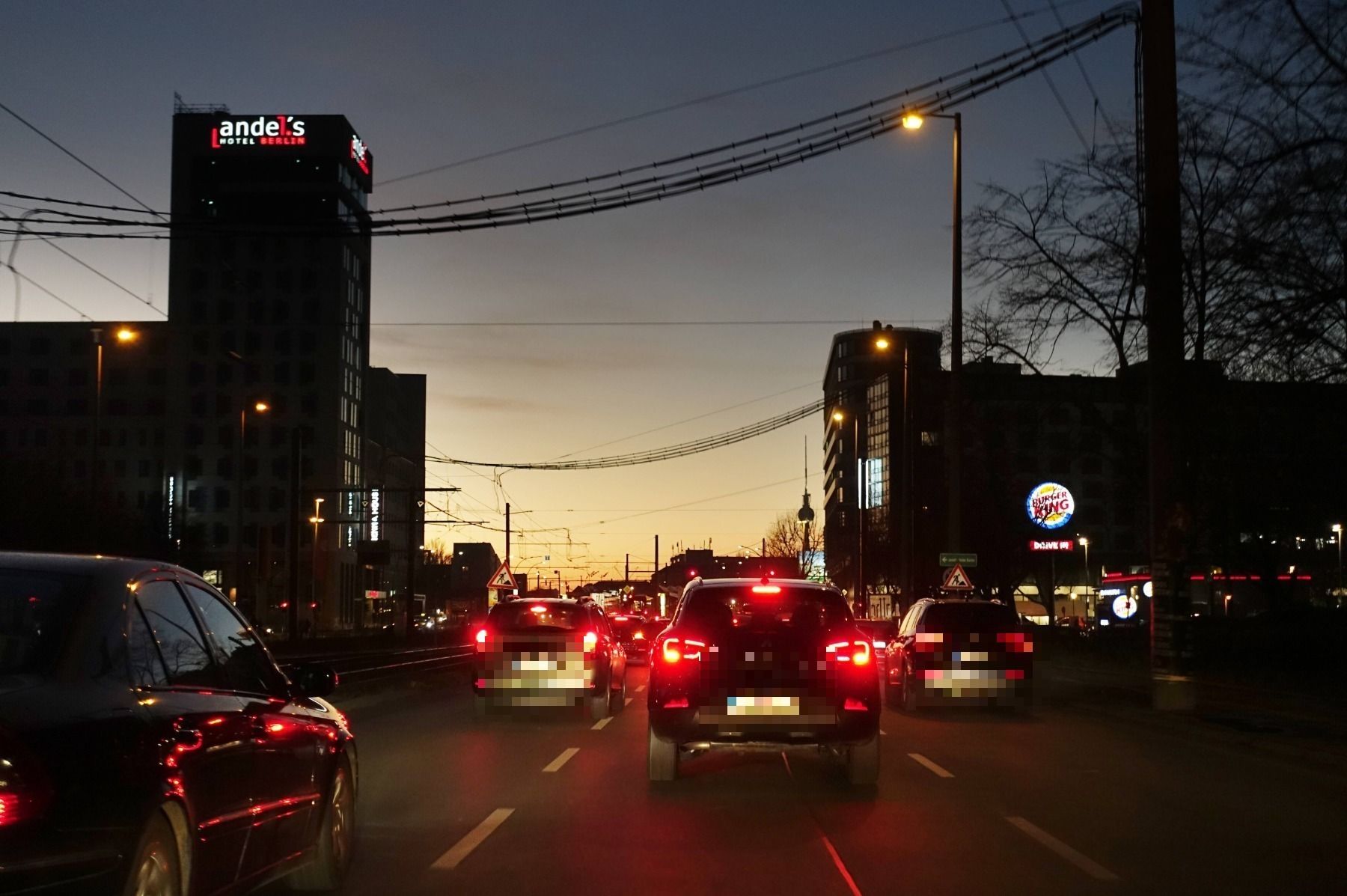 Unfall auf der Landsberger Allee in Berlin-Lichtenberg: Gefangenentransporter verunglückt