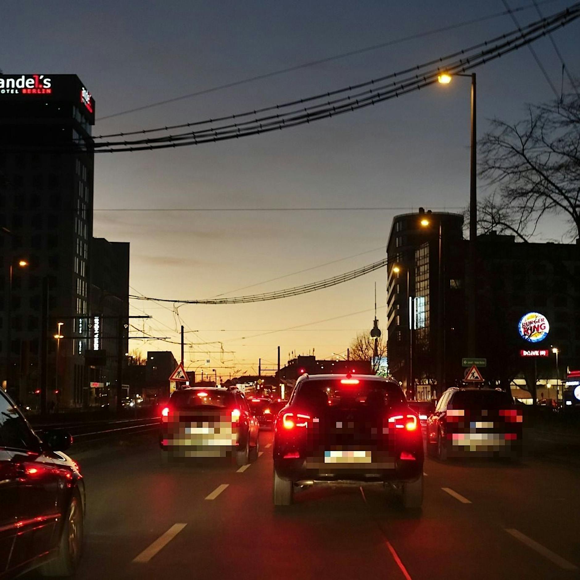 Unfall auf der Landsberger Allee in Berlin-Lichtenberg: Gefangenentransporter verunglückt