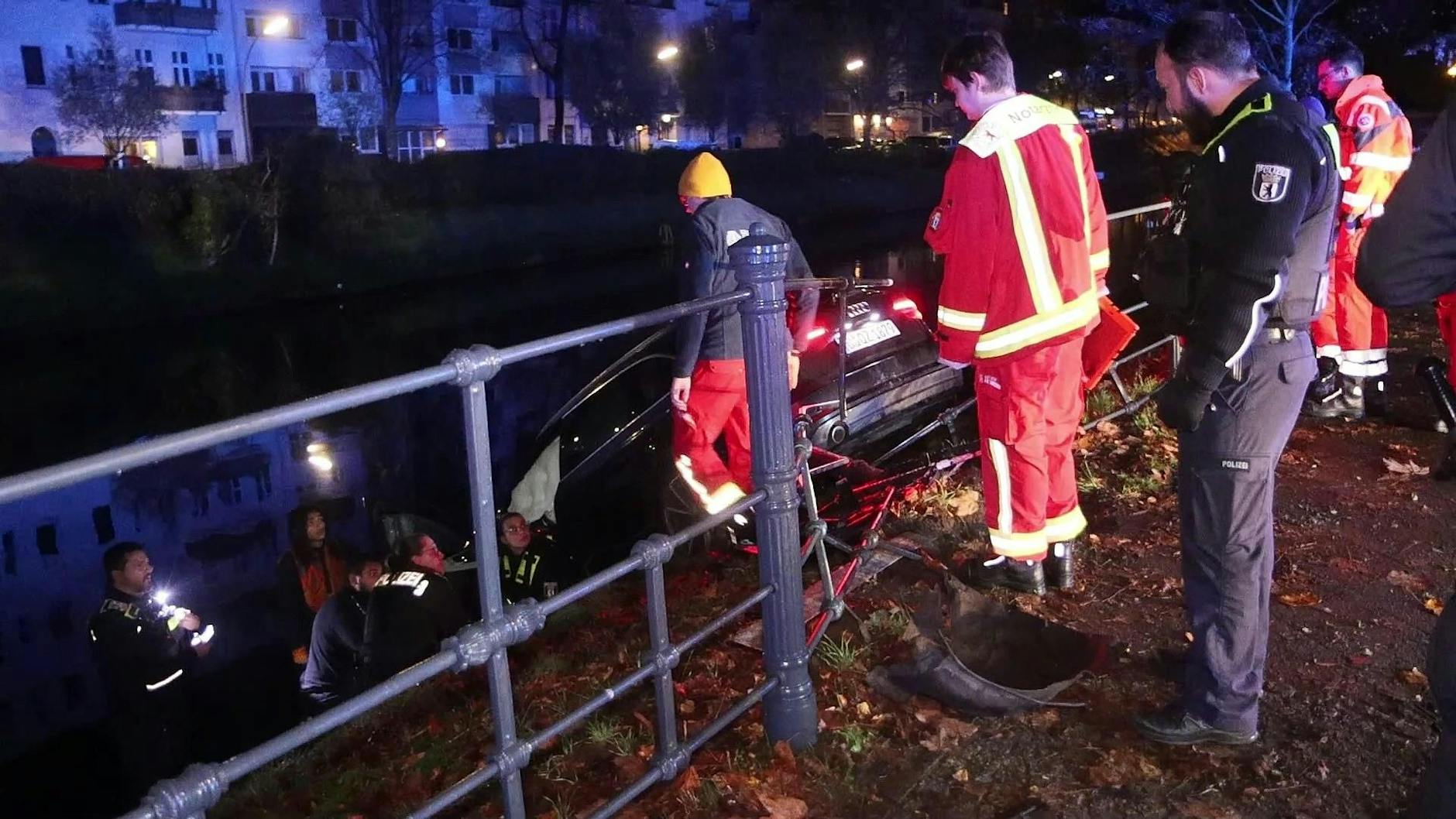 Die Bergung des Opfers nach einem schweren Autounfall in Neukölln gestaltete sich schwierig.