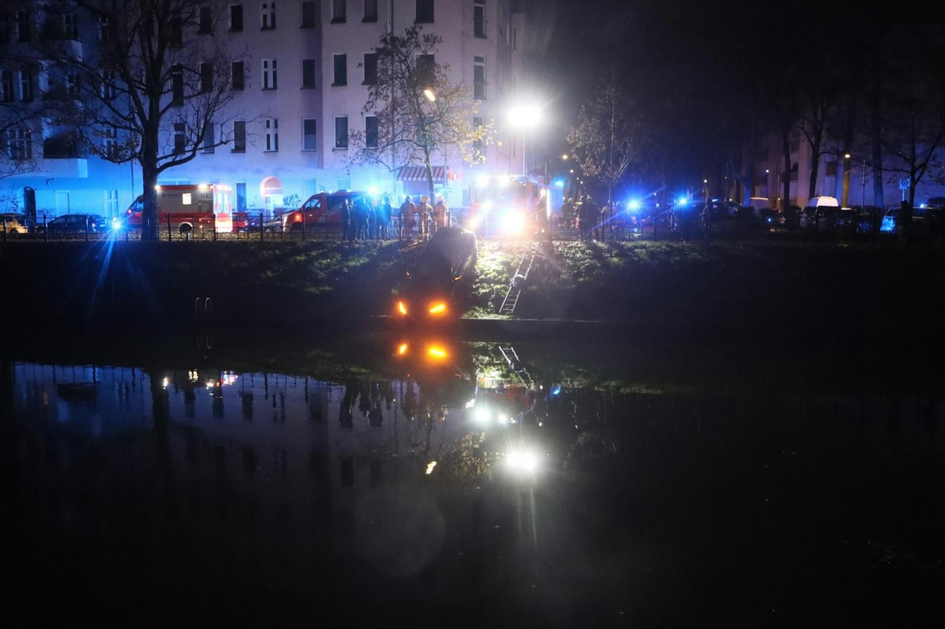 In Neukölln kam es zu einem dramatischen Unfall nach einem Autorennen.