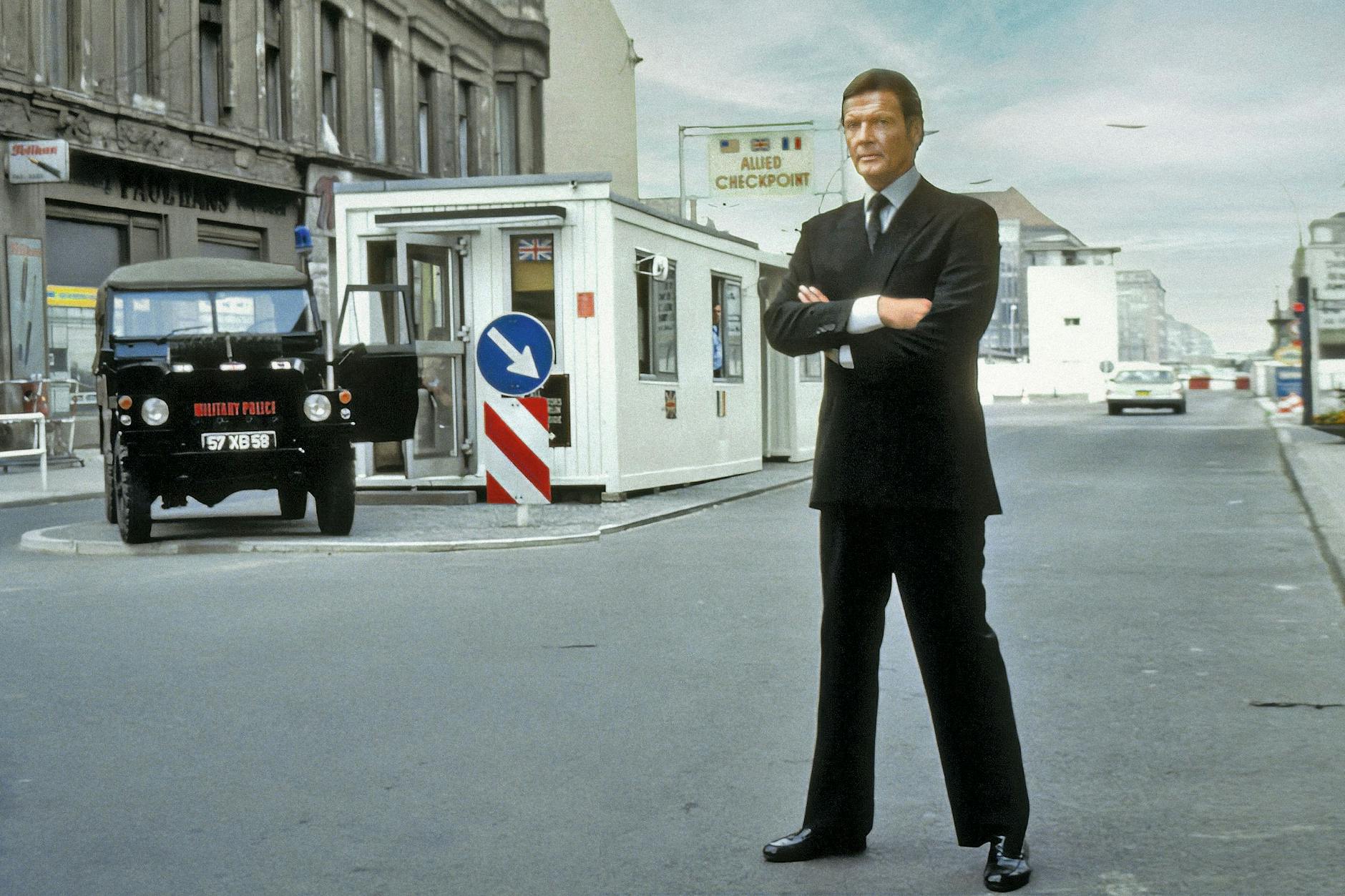 Gestatten, Bond, James Bond! Roger Moore spielt in „Octopussy“ den britischen Geheimagenten. Hier steht er am Checkpoint Charlie.