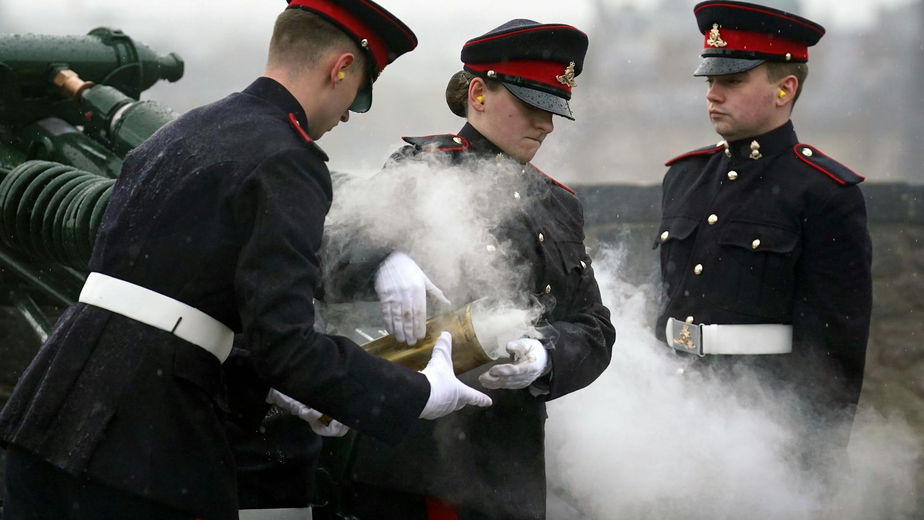 Das 16. Regiment der Königlichen Artillerie feuert im Edinburgh Castle einen Salut mit 21 Kanonen ab, um den 75. Geburtstag von König Charles III. zu feiern.