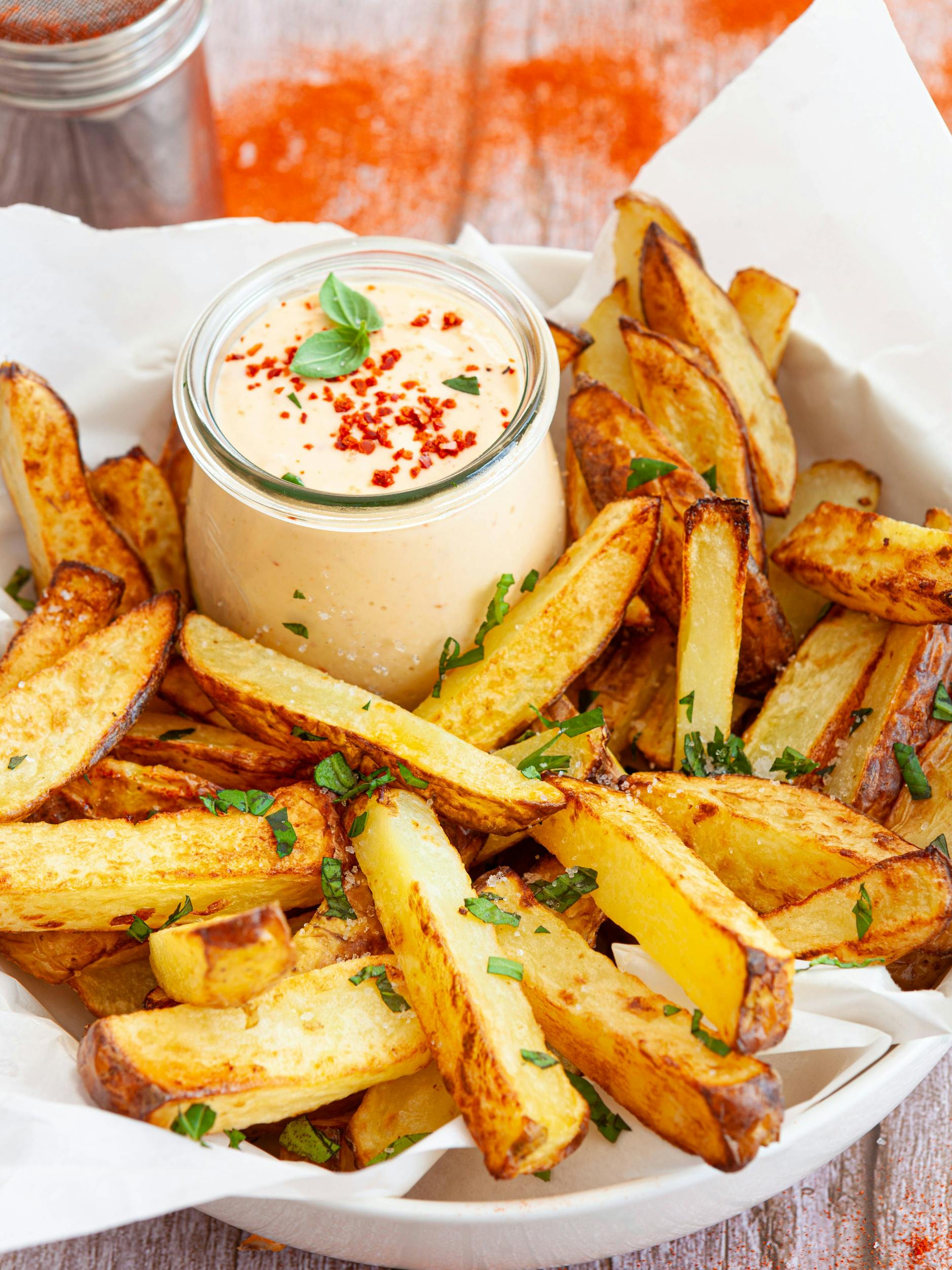 Dieses Rezept für Kartoffelspalten ist richtig lecker - die Country Potatoes werden mit Knoblauch und Parmesan im Ofen gebacken.