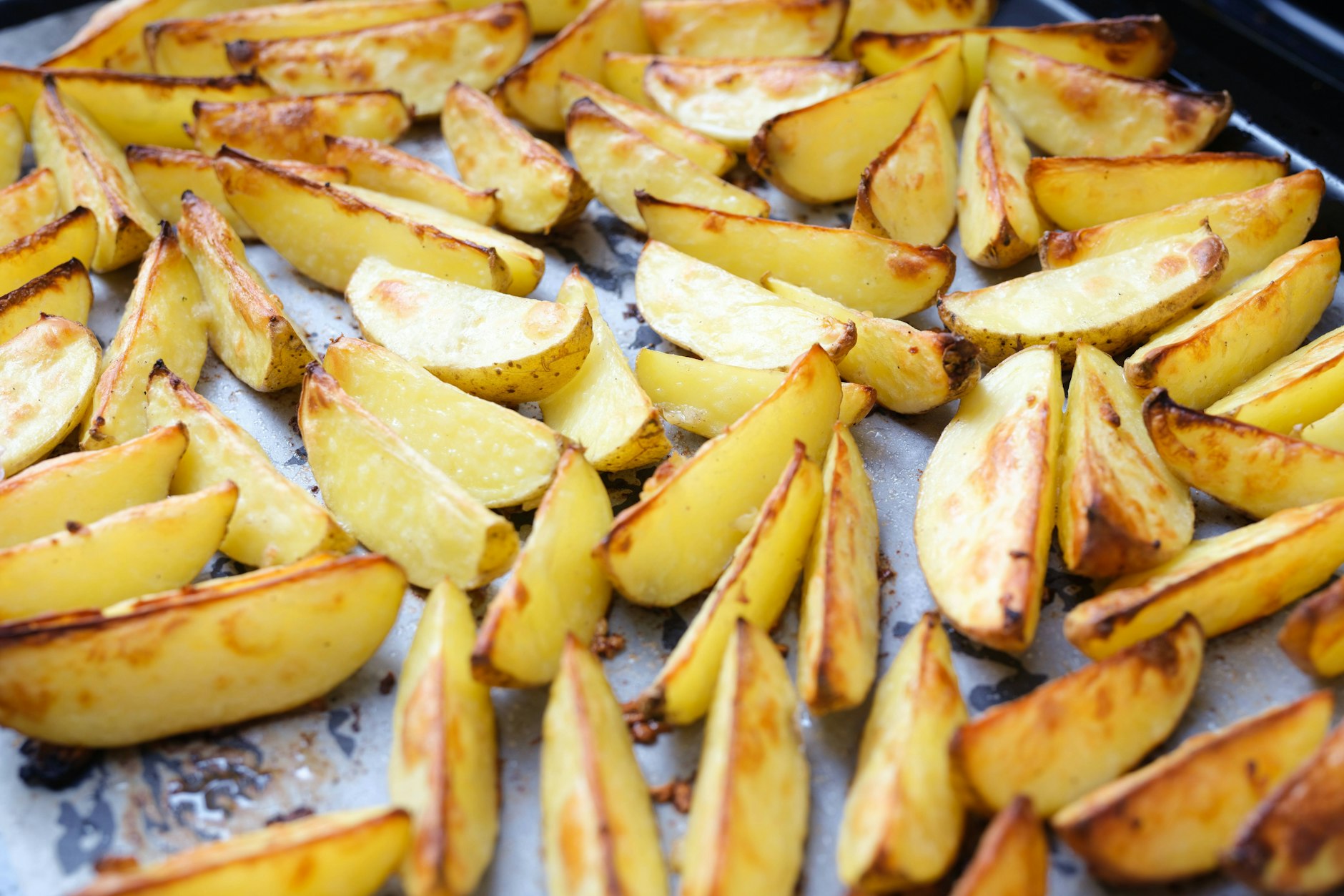 Für dieses Rezept für Kartoffelspalten aus dem Ofen braucht es nicht viele Zutaten - und der Backofen erledigt fast die ganze Arbeit!