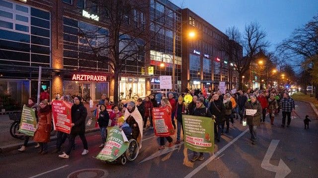 Hunderte Pankower gingen am 11.11. auf die Straße. Nur wenn Bürger einbezogen werden, kann Nachverdichtung und Integration gelingen, so der Tenor.