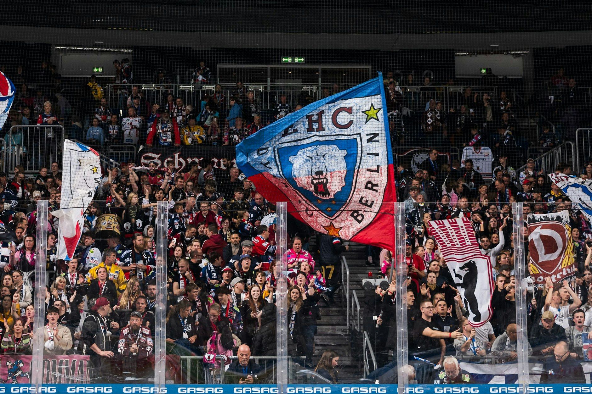 Beim Heimspiel der Eisbären ist beste Stimmung garantiert. Wäre doch gelacht, wenn das nicht auch bei den Eisbären-Frauen gelingt.