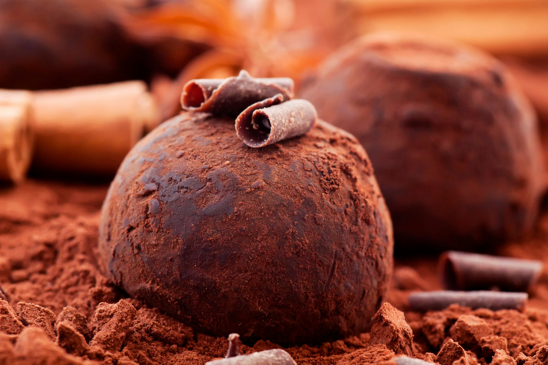 Das einfache Rezept für Rumkugeln ist die perfekte Geschenkidee.