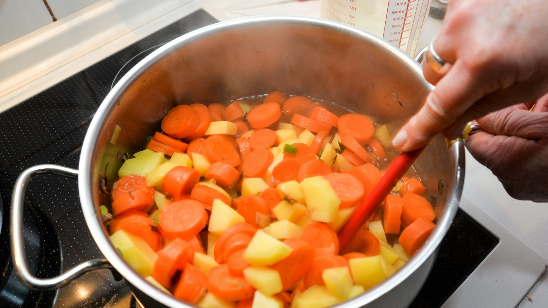Leckerer Möhreneintopf ist ein Klassiker aus der Eintopf-Küche. In diesem Rezept erfahren Sie, wie Sie ihn einfach zubereiten.