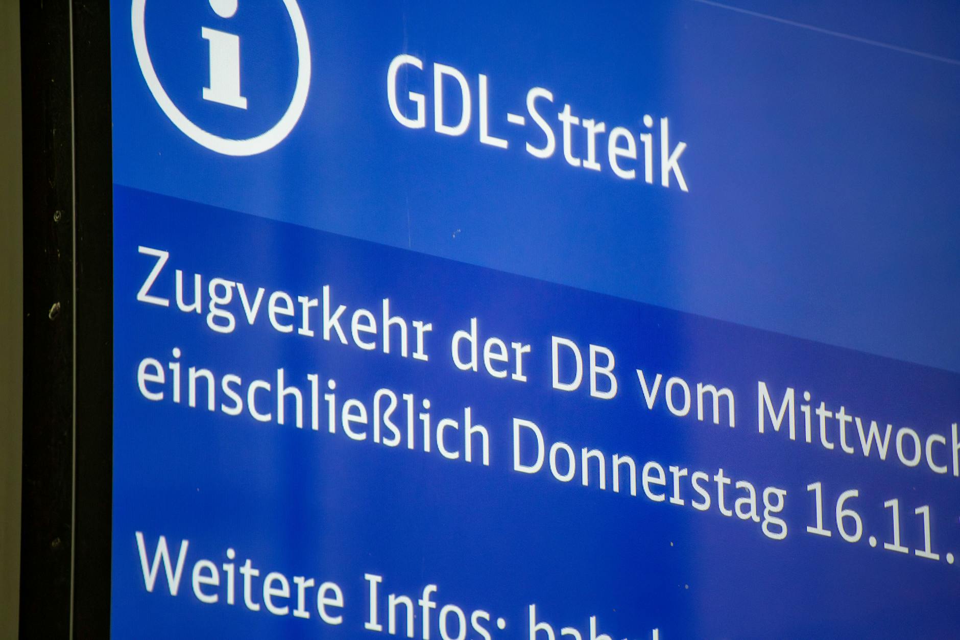 Anzeigetafeln auf den Bahnhöfen verkünden den Bahnstreik der GDL.