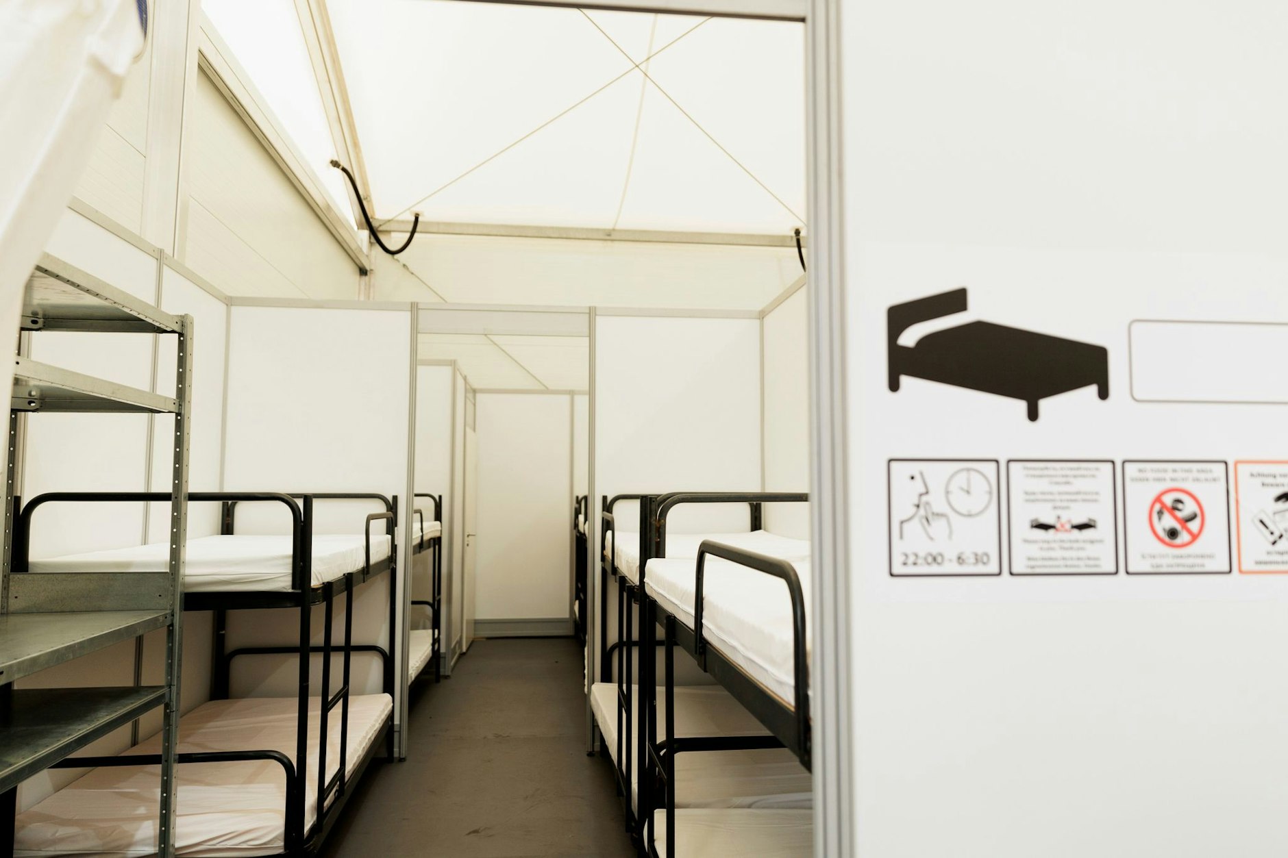 Betten stehen in einem Raum als Unterkunft für Geflüchtete im Ankunftszentrum Tegel.