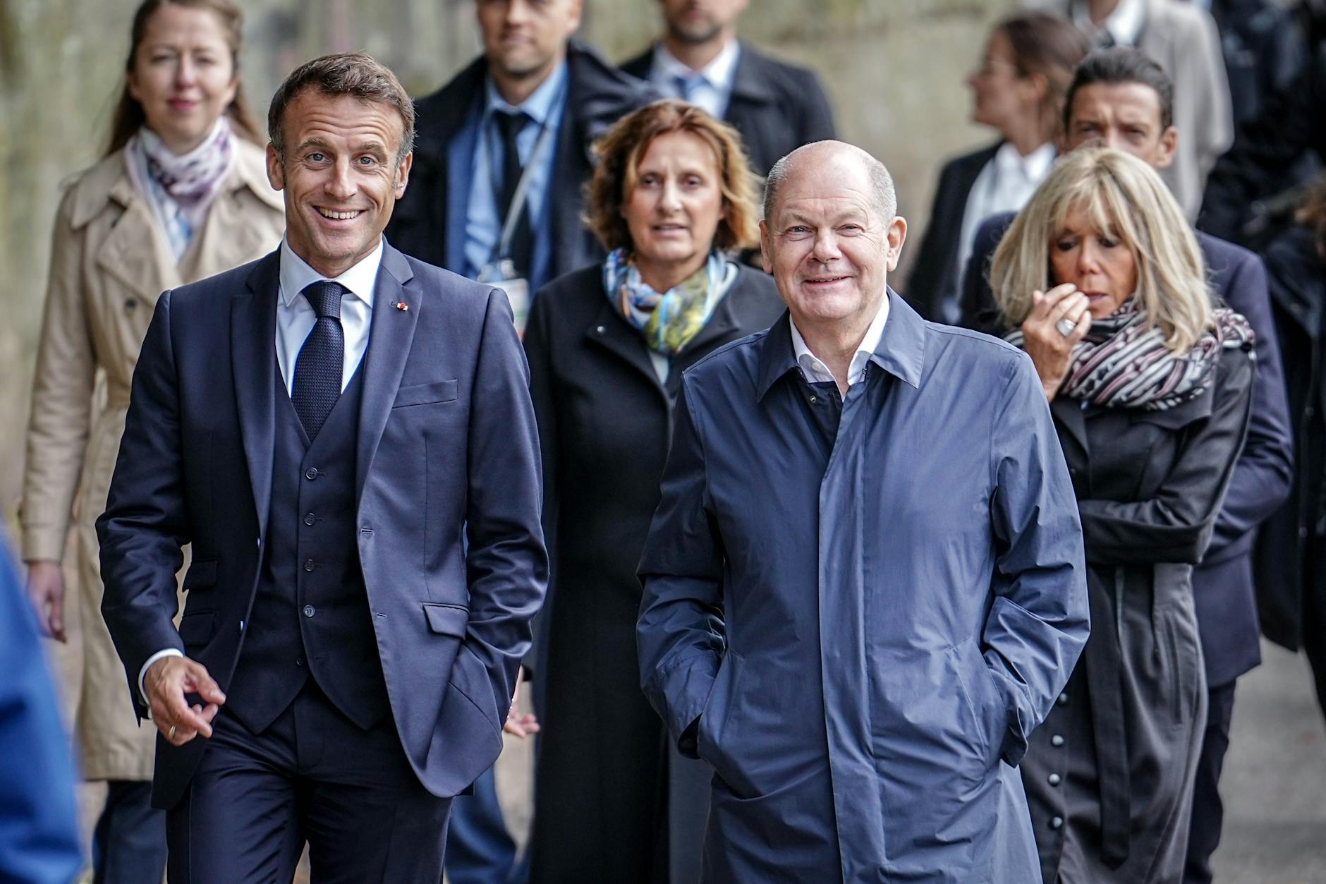 Britta Ernst (M.) zusammen mit ihrem Gatten Olaf Scholz (v.r.) sowie dem französischen Präsidenten Emmanuel Macron (l.) und dessen Ehefrau Brigitte Macron (r.) beim Spaziergang durch das Treppenviertel in Blankenese, Hamburg, Anfang Oktober.