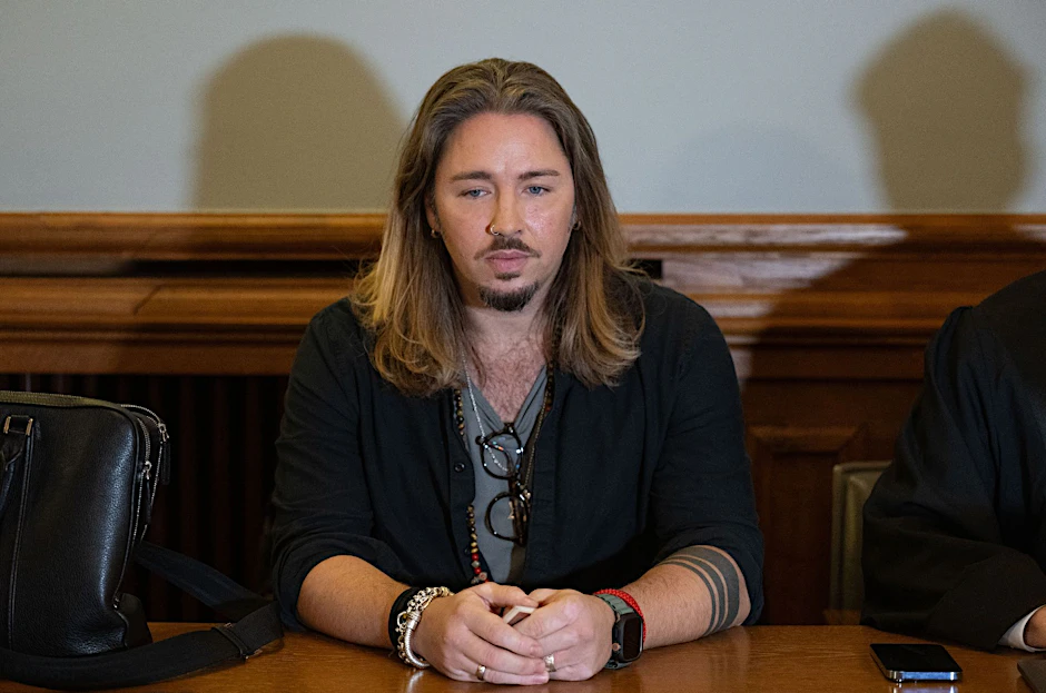 Gil Ofarim, hier während eines Gerichtstermins im November, meldet sich auf Instagram zurück.