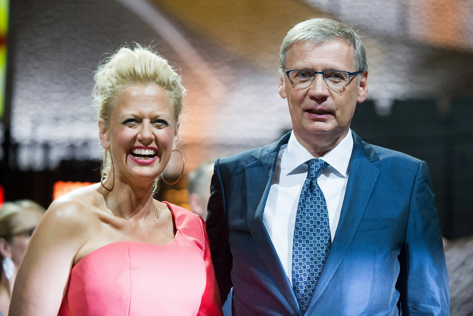 Die TV-Stars Barbara Schöneberger und Günther Jauch siezten sich trotz gemeinsamer Sendung jahrelang, gingen erst kürzlich zum Du über.