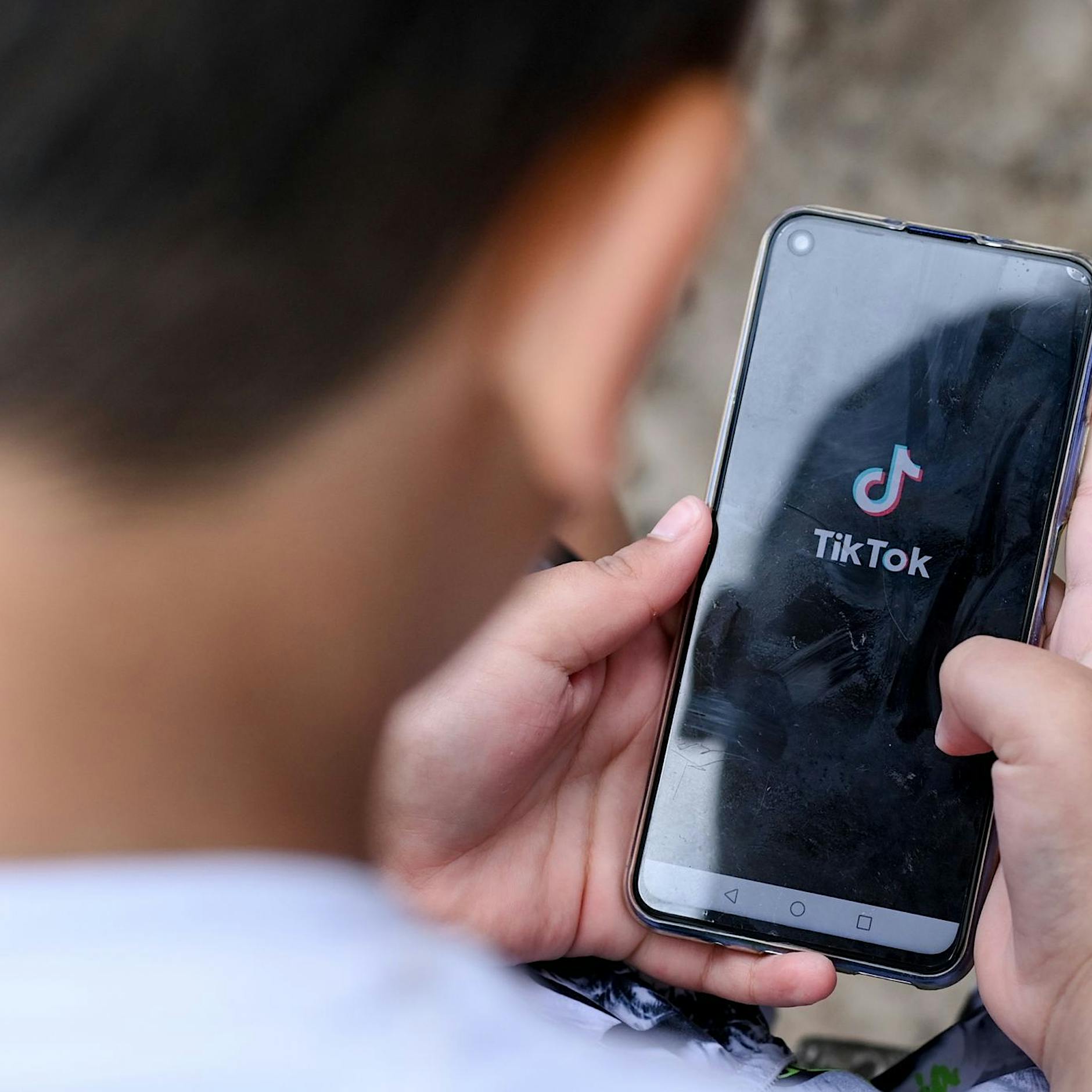 Behörde will Jugendschutz-Angaben von Tiktok und Youtube