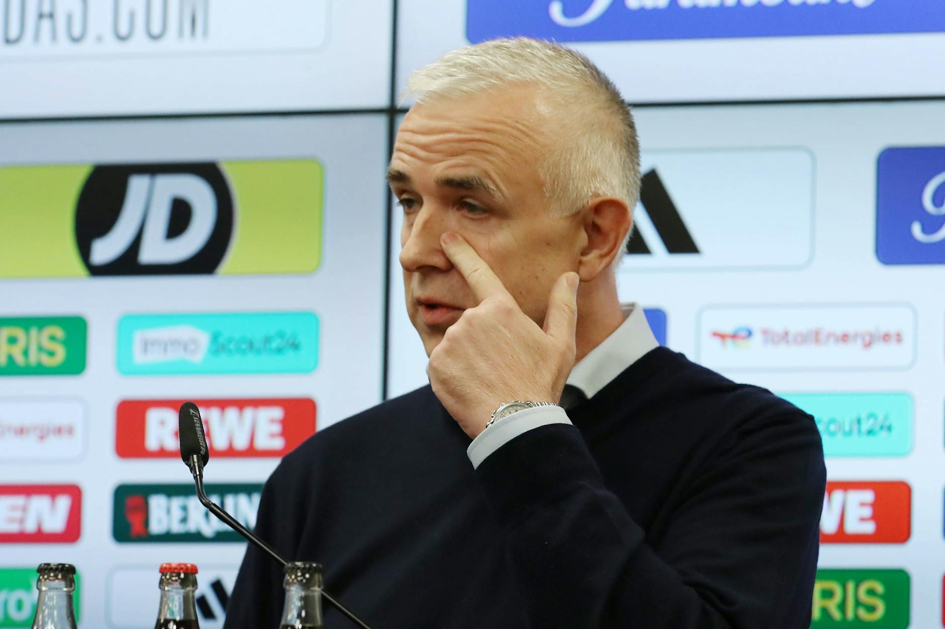 Unions Präsident Dirk Zingler war sichtlich ergriffen, als er über die Trennung von Trainer Urs Fischer sprach.