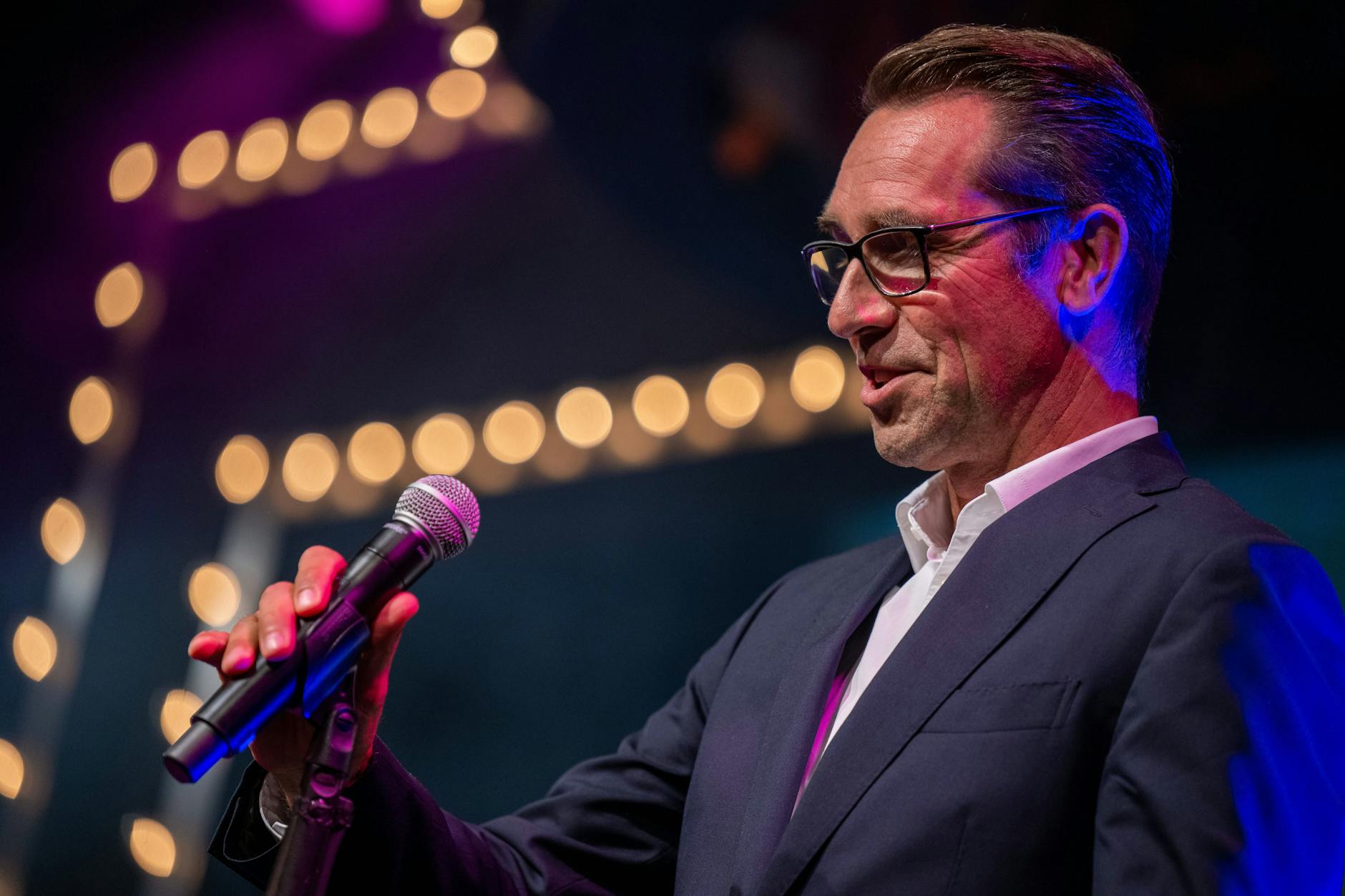 Herthas Ex-Manager Michael Preetz bei einer Gala am Mikro. Schwingt er bald das Zepter in Duisburg?