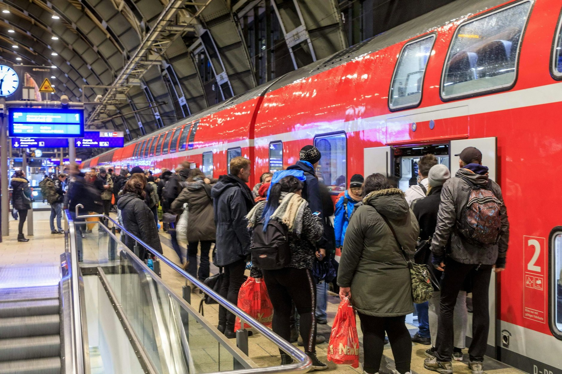 20 Stunden Warnstreik bei der Bahn: Nur wenige Züge werden möglicherweise fahren. Doch wer als Fahrgast auf der Strecke bleibt, hat Rechte, die er einfordern kann.