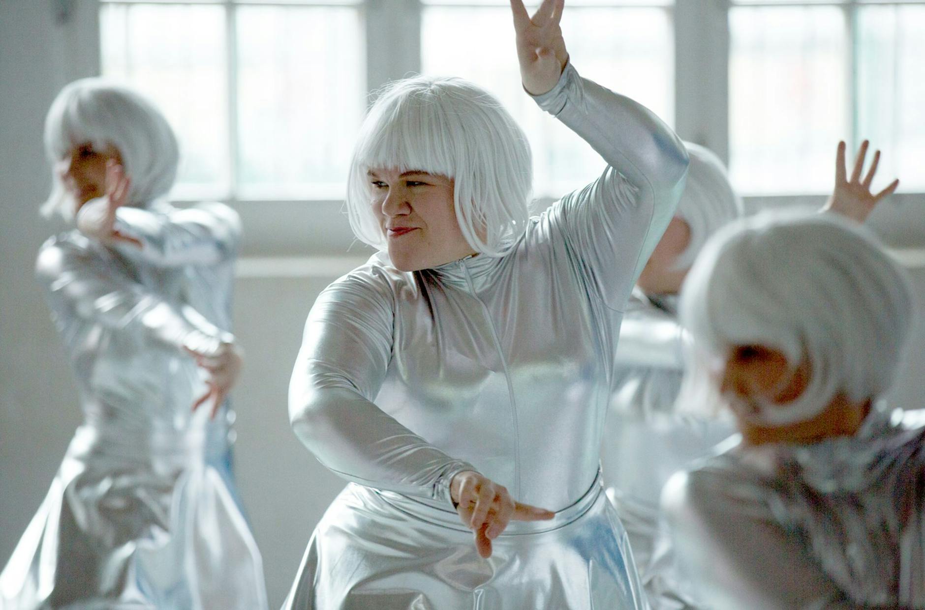 ARD/rbb POLIZEIRUF 110: COTTBUS KOPFLOS, am Sonntag (12.11.23) um 20:15 Uhr im ERSTEN.
Im Vorfeld zum Cottbuser Karneval wird der Pole Jurek Bukol, ein Motivwagen-Bauer, unter mysteriösen Umständen tot in seiner Werkstatt aufgefunden. Kriminalkommissar Vincent Ross wird von seiner Cottbuser Kollegin Alexandra Luschke informiert. Gemeinsam mit Karl Rogov, der aus dem Revier in Swiecko unterstützt, übernehmen sie die weiteren Ermittlungen. - Die Cottbusser Kriminalkommissarin Alexandra Luschke (Gisa Flake, Mitte) probt mit ihrer Tanzgruppe (Jazzy Diamonds Cottbus) für den Auftritt beim Cottbusser Karnevalsumzug.
© , honorarfrei - Verwendung gemäß der AGB im engen inhaltlichen, redaktionellen Zusammenhang mit genannter rbb-Sendung bei Nennung "Bild: rbb/Volker Roloff" (S2+). rbb Presse & Information, Masurenallee 8-14, 14057 Berlin, Tel: 030/97 99 3-12118 oder -12116, pressefoto@rbb-online.de